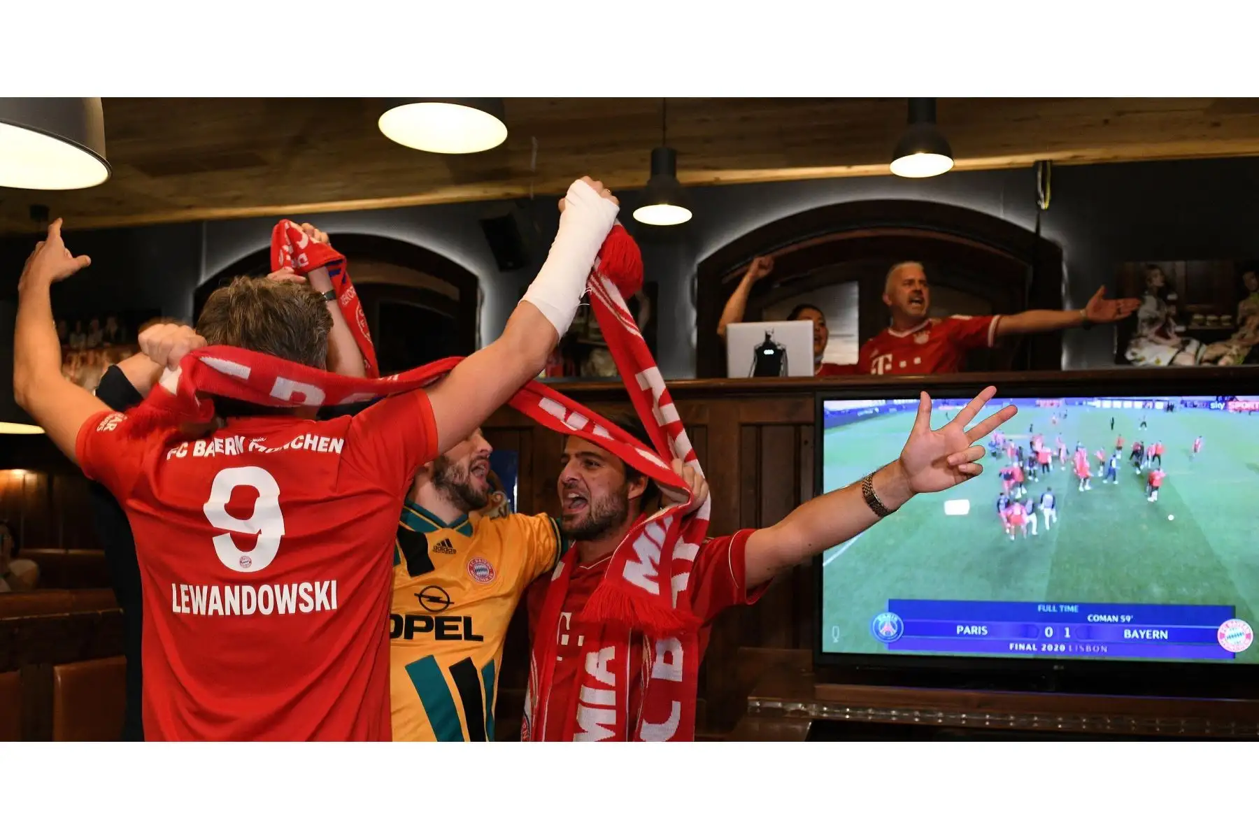 Los seguidores del FC Bayern de Múnich reaccionan mientras ven la final de la Liga de Campeones entre el FC Bayern de Múnich y el Paris St.-Germain en un pub de Múnich, Alemania, el 23 de agosto de 2020. Foto: EFE