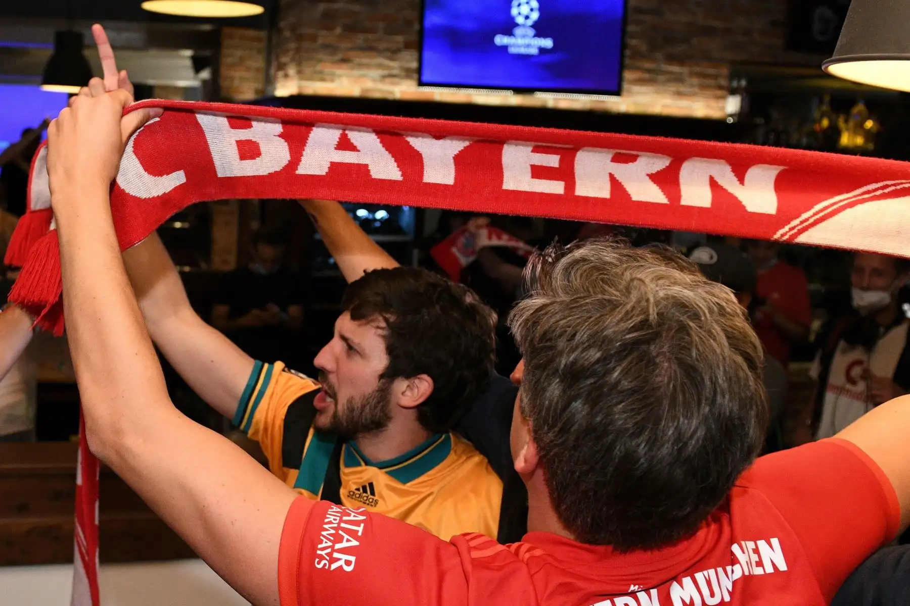 Los seguidores del FC Bayern de Múnich reaccionan mientras ven la final de la Liga de Campeones entre el FC Bayern de Múnich y el Paris St.-Germain en un pub de Múnich, Alemania, el 23 de agosto de 2020. Foto: EFE