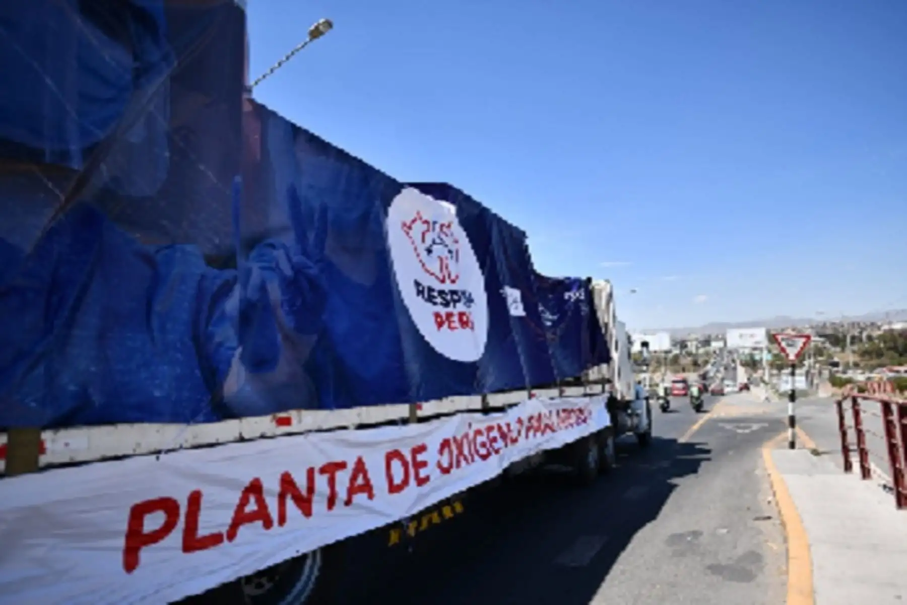 La planta de oxígeno llegó en la víspera a la ciudad e inmediatamente se inició su instalación, con el propósito de atender lo más pronto posible a los pacientes con covid-19 internados en el hospital de EsSalud.