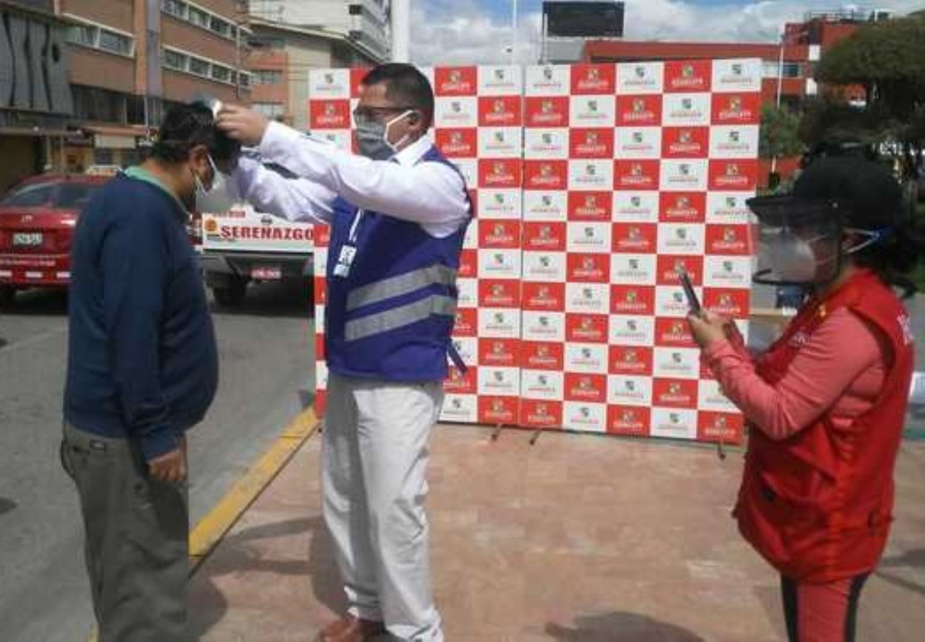 El MTC continuó con la entrega de miles de protectores faciales a los usuarios del transporte público urbano de las ciudades de Ica, Piura y Huancayo. ANDINA/Difusión