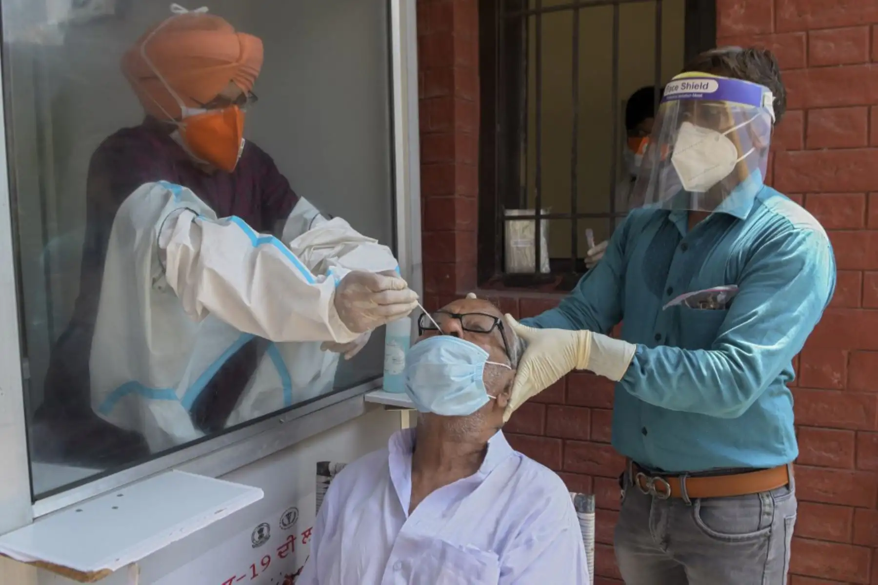 Funcionarios de salud recogen una muestra de hisopado nasal de un hombre para realizar una prueba del coronavirus, en un hospital civil en Amritsar, India. Los casos confirmados de coronavirus en India cruzaron la marca de tres millones con casi 70.000 nuevas infecciones. a medida que la enfermedad continúa aumentando en la segunda nación más poblada del mundo.

Foto: AFP