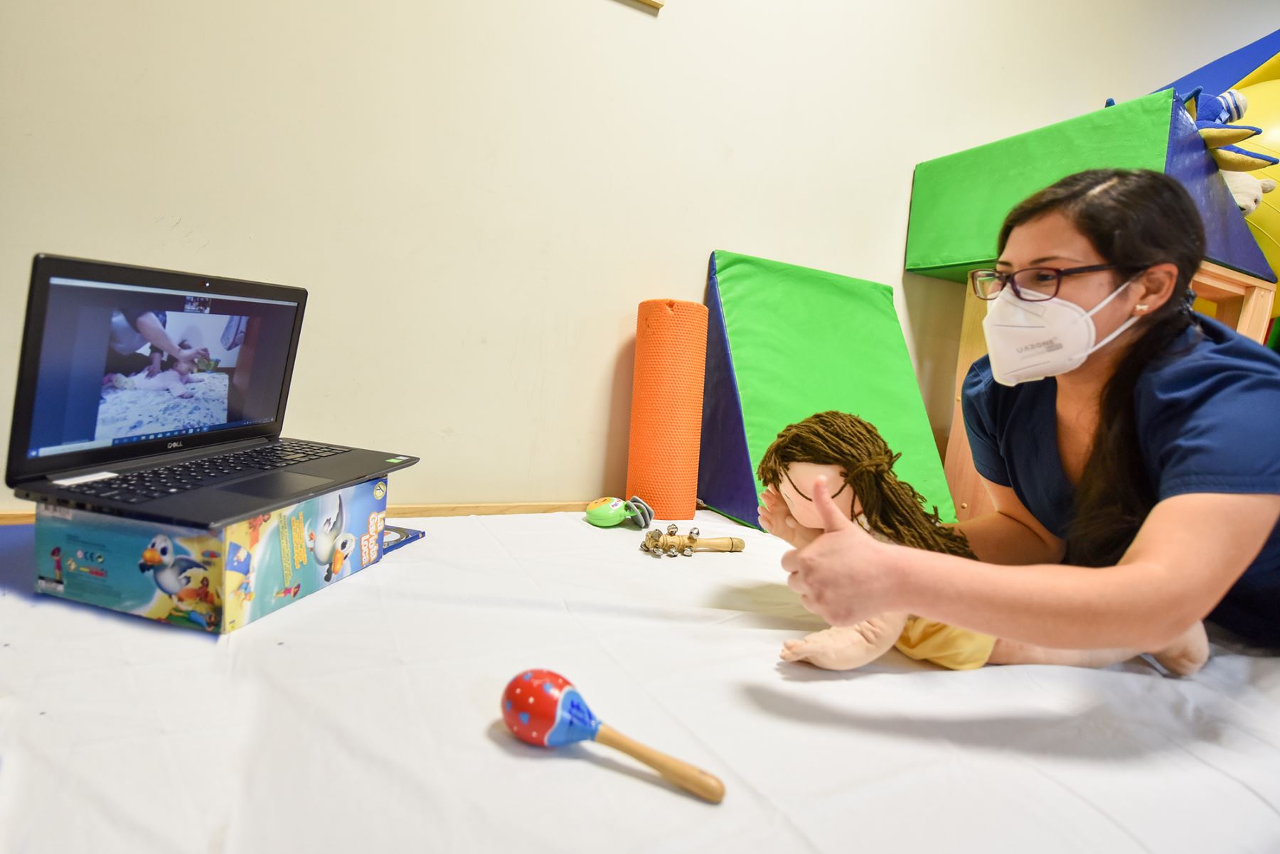 Personal del área de Medicina Física y Rehabilitación ha tenido que recurrir a la tecnología para no dejar de brindar atención a los niños. Foto: Minsa