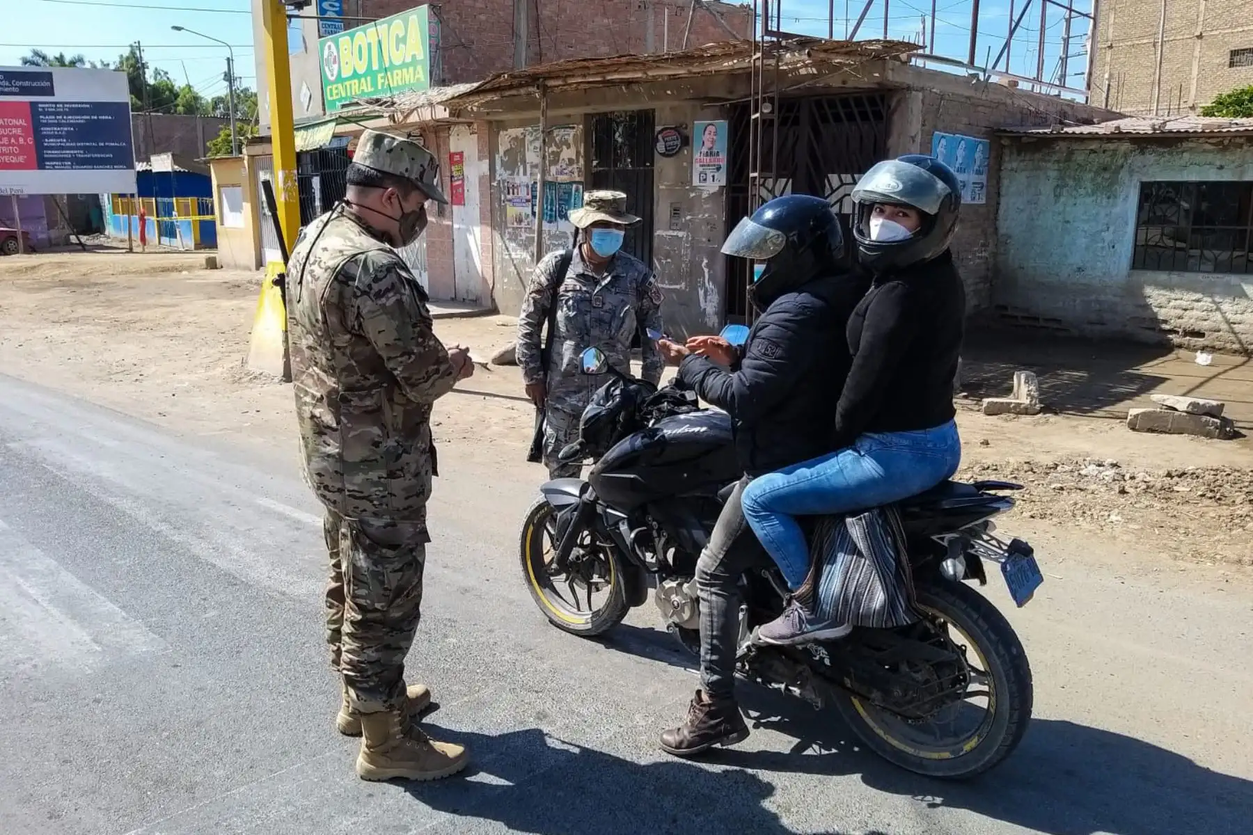 Personal de la Fuerza Aérea del Perú que labora en el Grupo Aéreo N°6 en Chiclayo, continúa patrullando las zonas de su responsabilidad, realizando rondas móviles y patrullajes conjuntos en los distritos de Chiclayo, haciendo respetar la inmovilización los días domingos. Foto: FAP