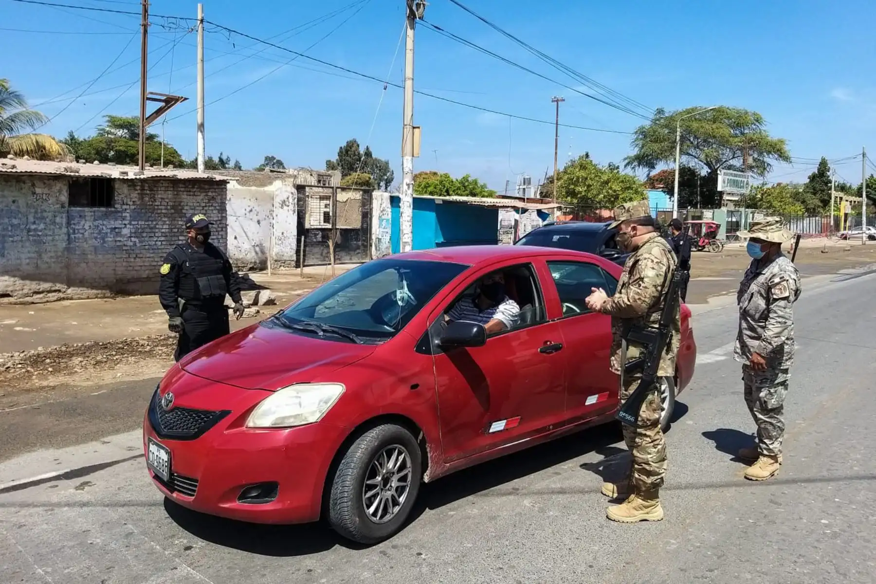 Personal de la Fuerza Aérea del Perú que labora en el Grupo Aéreo N°6 en Chiclayo, continúa patrullando las zonas de su responsabilidad, realizando rondas móviles y patrullajes conjuntos en los distritos de Chiclayo, haciendo respetar la inmovilización los días domingos. Foto: FAP