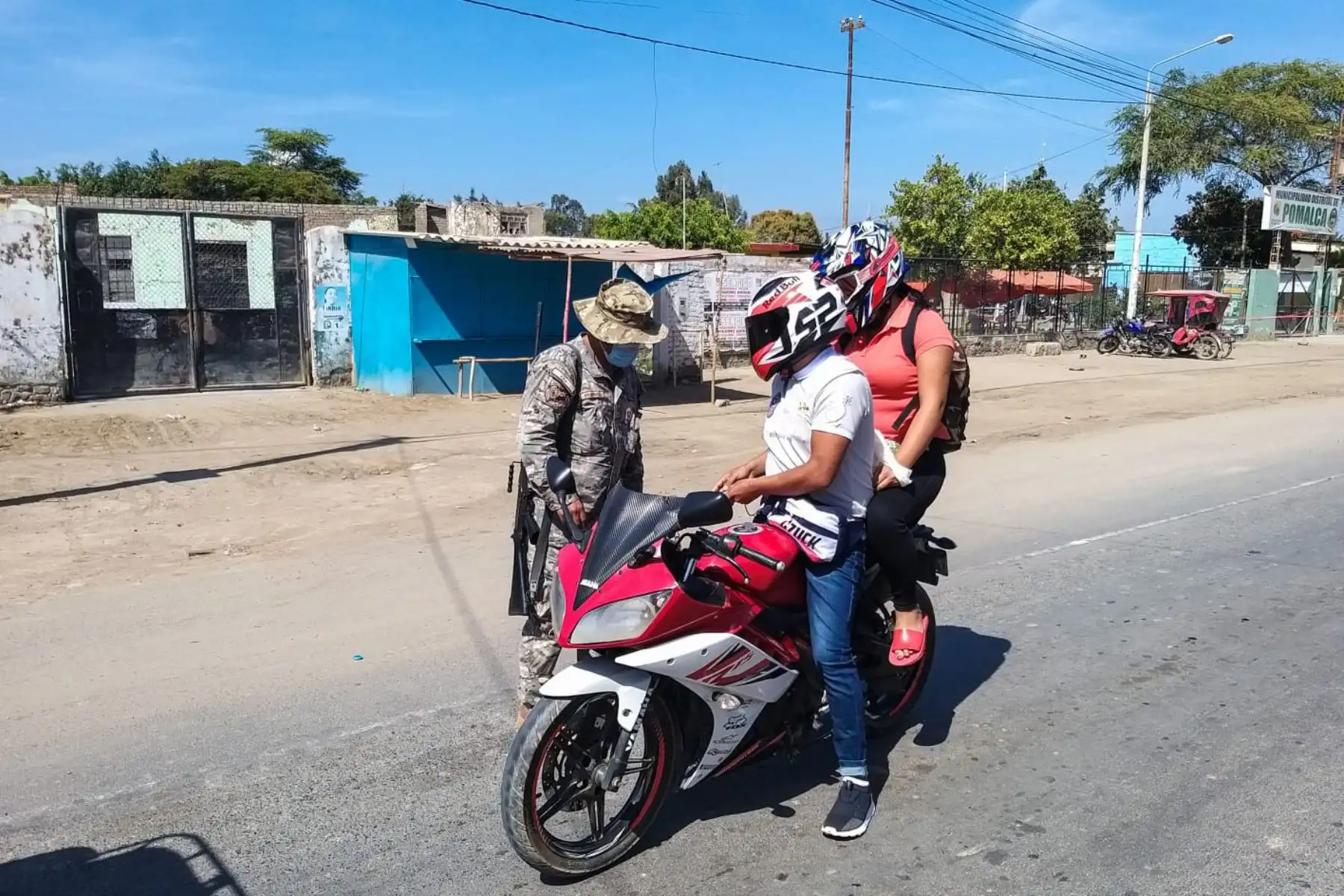 Personal de la Fuerza Aérea del Perú que labora en el Grupo Aéreo N°6 en Chiclayo, continúa patrullando las zonas de su responsabilidad, realizando rondas móviles y patrullajes conjuntos en los distritos de Chiclayo, haciendo respetar la inmovilización los días domingos. Foto: FAP