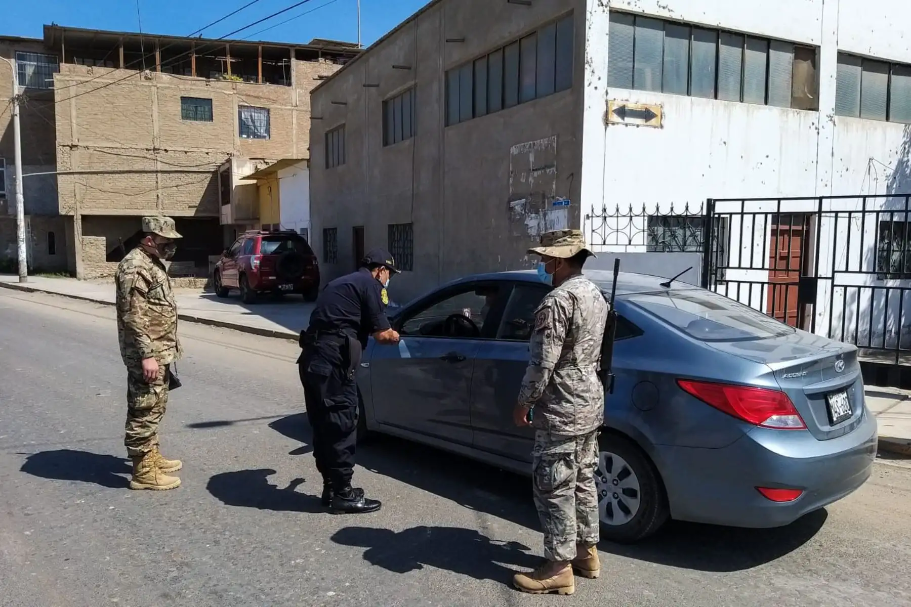 Personal de la Fuerza Aérea del Perú que labora en el Grupo Aéreo N°6 en Chiclayo, continúa patrullando las zonas de su responsabilidad, realizando rondas móviles y patrullajes conjuntos en los distritos de Chiclayo, haciendo respetar la inmovilización los días domingos. Foto: FAP