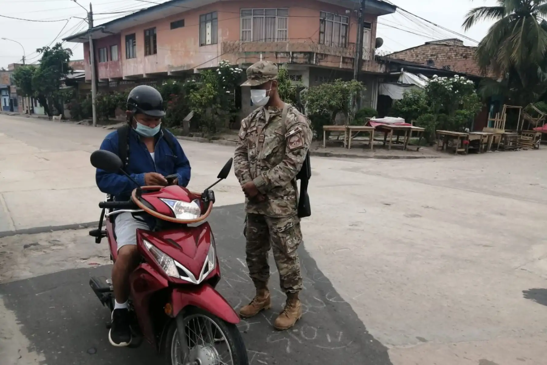 Personal militar que labora en la Comandancia General del Ala Aérea N° 5 y sus unidades subordinadas, recorren las calles de la ciudad de Iquitos en patrullas móviles y en patrullas de a pie, haciendo cumplir las normas dispuestas a fin de combatir juntos el covid-19. Foto: FAP