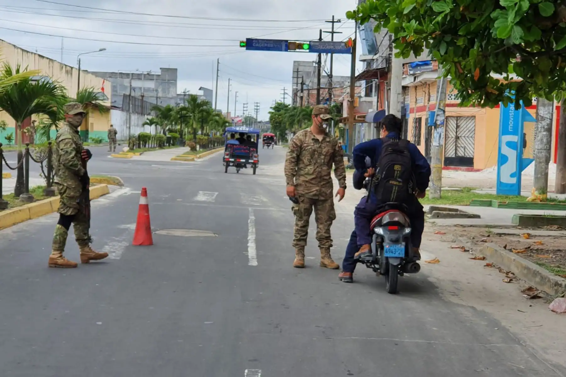 Personal militar que labora en la Comandancia General del Ala Aérea N° 5 y sus unidades subordinadas, recorren las calles de la ciudad de Iquitos en patrullas móviles y en patrullas de a pie, haciendo cumplir las normas dispuestas a fin de combatir juntos el covid-19. Foto: FAP