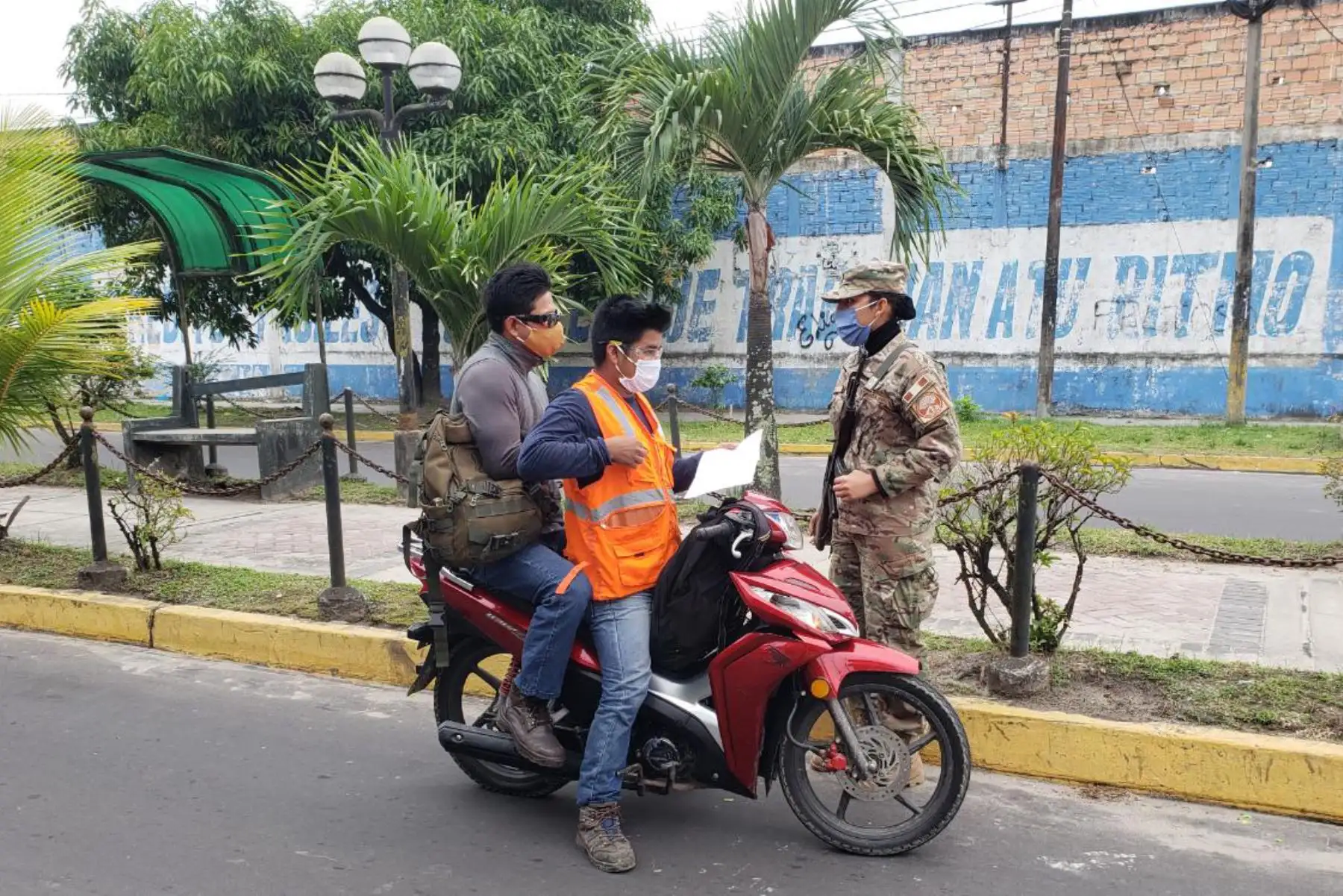 Personal militar que labora en la Comandancia General del Ala Aérea N° 5 y sus unidades subordinadas, recorren las calles de la ciudad de Iquitos en patrullas móviles y en patrullas de a pie, haciendo cumplir las normas dispuestas a fin de combatir juntos el covid-19. Foto: FAP