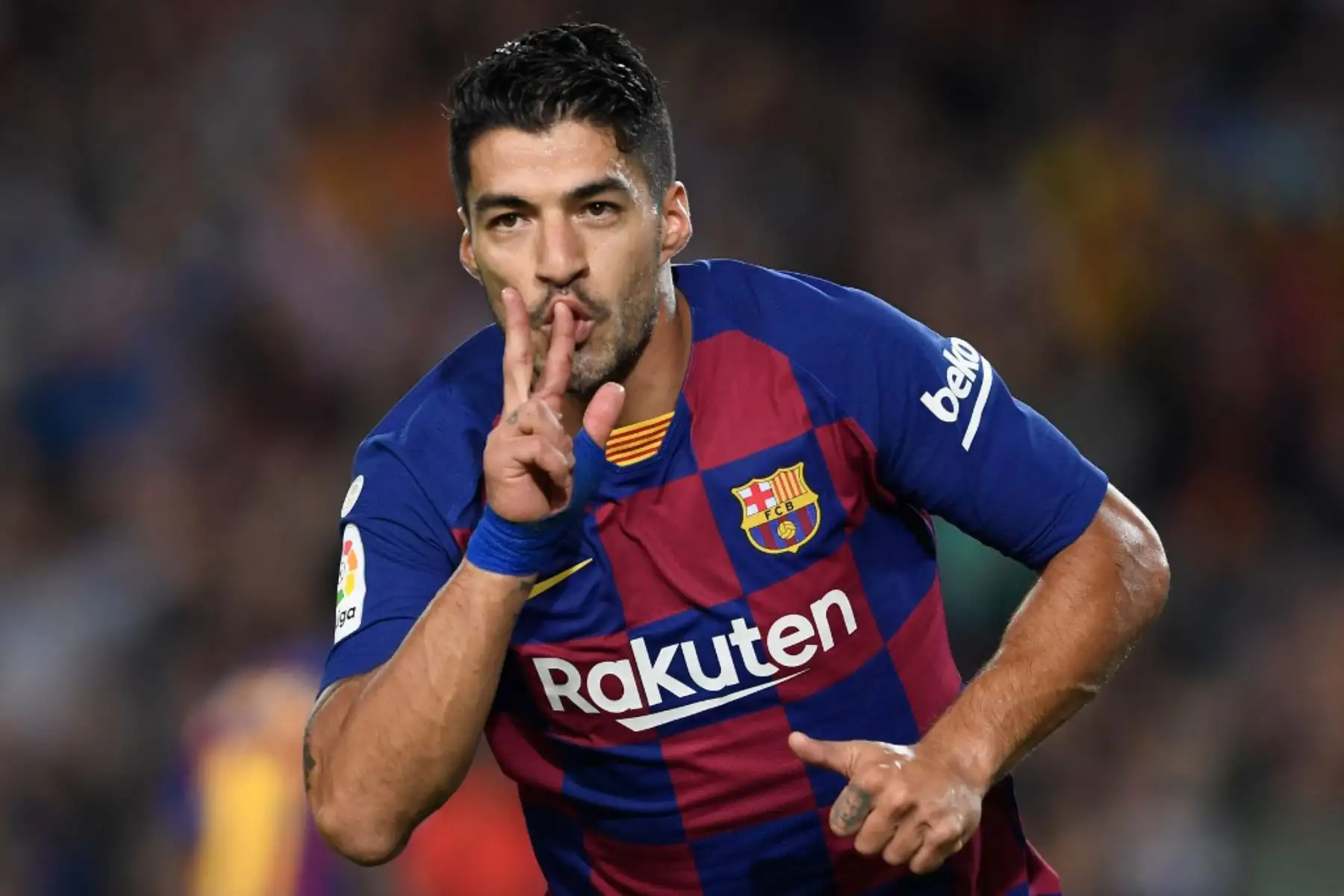 El delantero uruguayo del Barcelona Luis Suárez celebra el gol de apertura durante el partido de fútbol de la liga española entre el FC Barcelona y el Sevilla FC en el estadio Camp Nou de Barcelona.

Foto:AFP