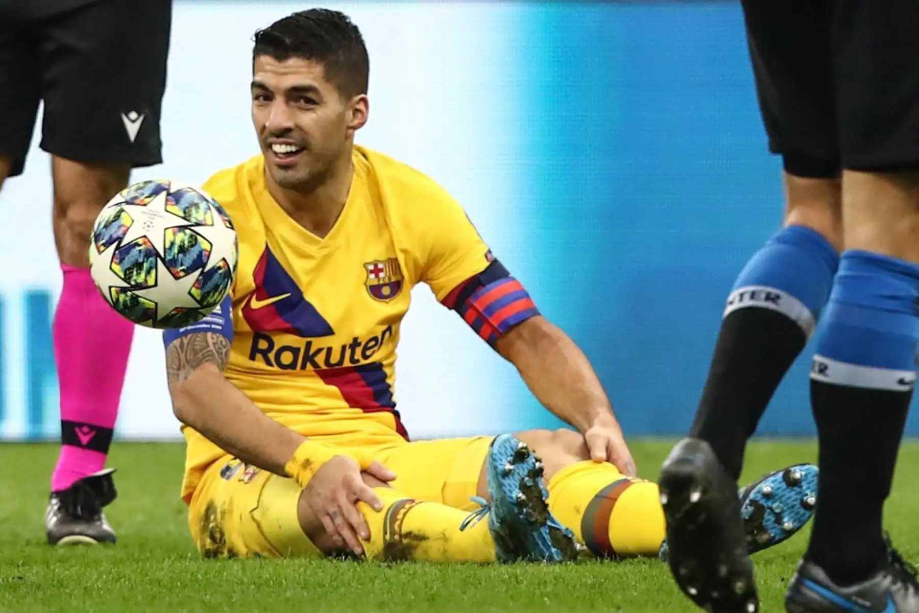 El delantero uruguayo del Barcelona Luis Suárez reacciona después de ser abordado durante el partido de fútbol del Grupo F de la Liga de Campeones de la UEFA Inter de Milán vs Barcelona.

Foto : AFP