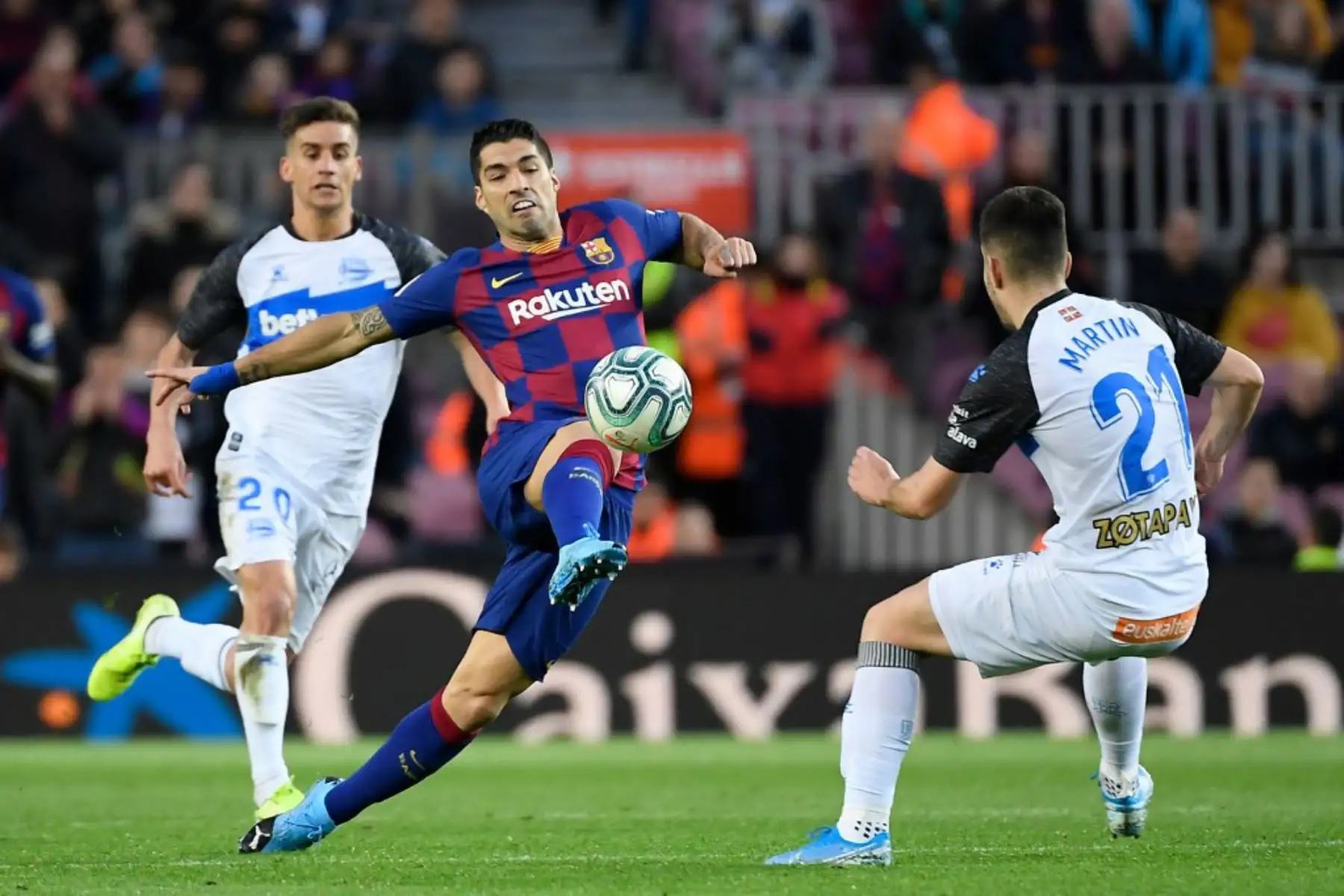 El defensor español del Alavés Martín Aguirregabiria desafía al delantero uruguayo del Barcelona Luis Suárez durante el partido de la liga española FC Barcelona contra el Deportivo Alavés en el estadio Camp Nou de Barcelona.

Foto:AFP