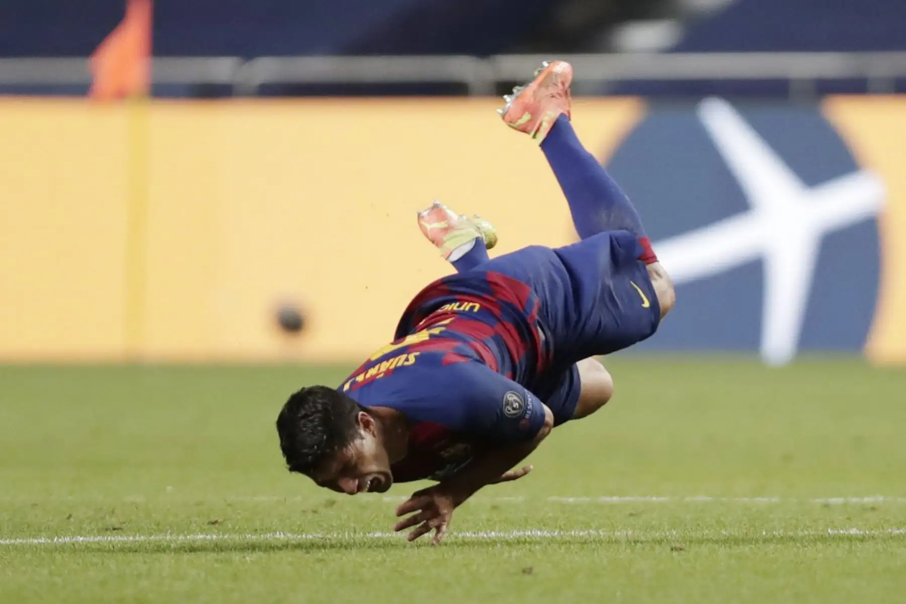 El delantero uruguayo del Barcelona Luis Suárez cae durante el partido de fútbol de cuartos de final de la Liga de Campeones de la UEFA entre el Barcelona y el Bayern de Múnich en el estadio Luz de Lisboa.

Foto: AFP