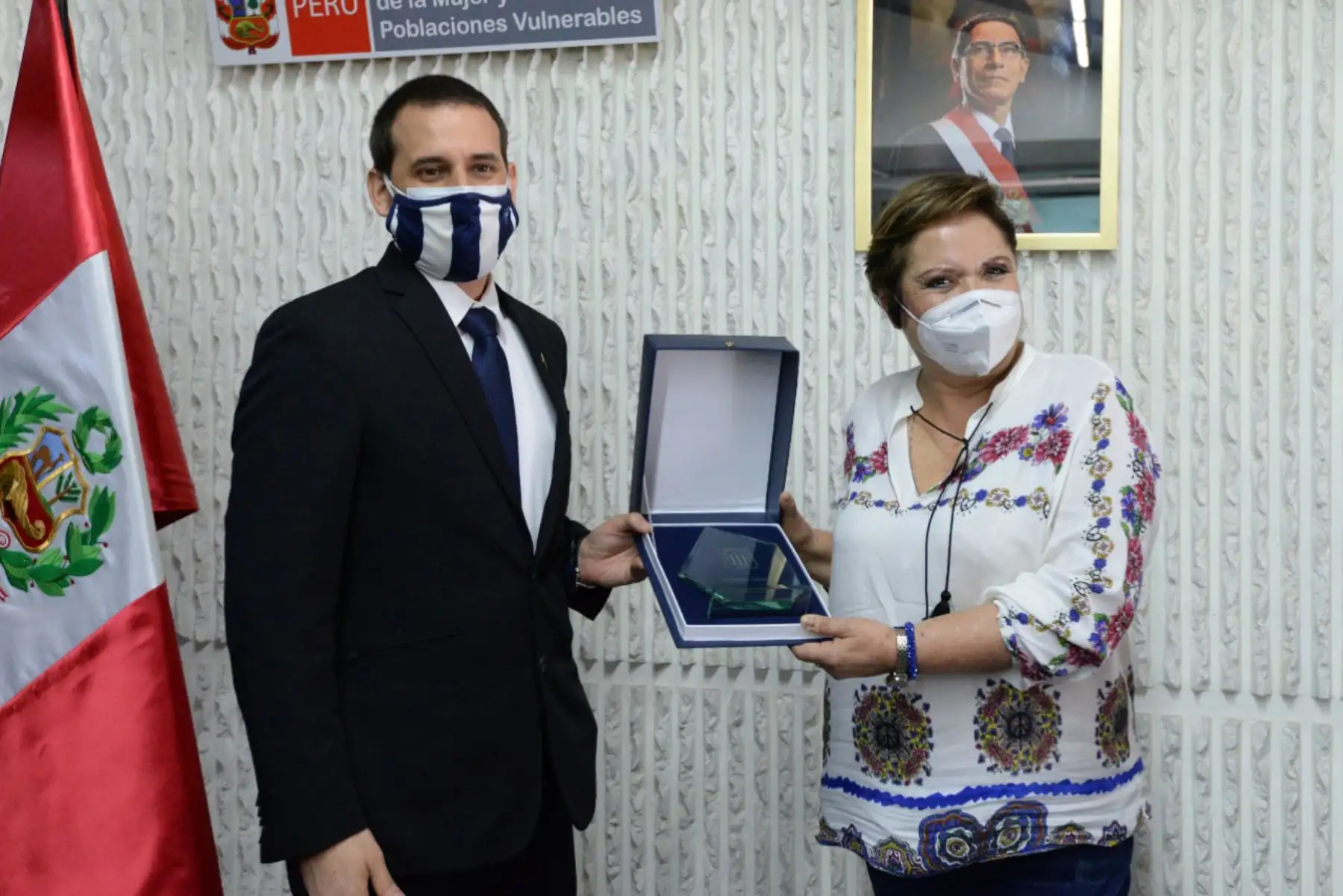 La ministra de la Mujer, Rosario Sasieta firmó un convenio interinstitucional con el club Alianza Lima para dar inicio a la implementación del Plan de Prevención de la Violencia hacia la Mujer “Sin violencia ganamos todos y todas”.

Foto: ANDINA / MIMP