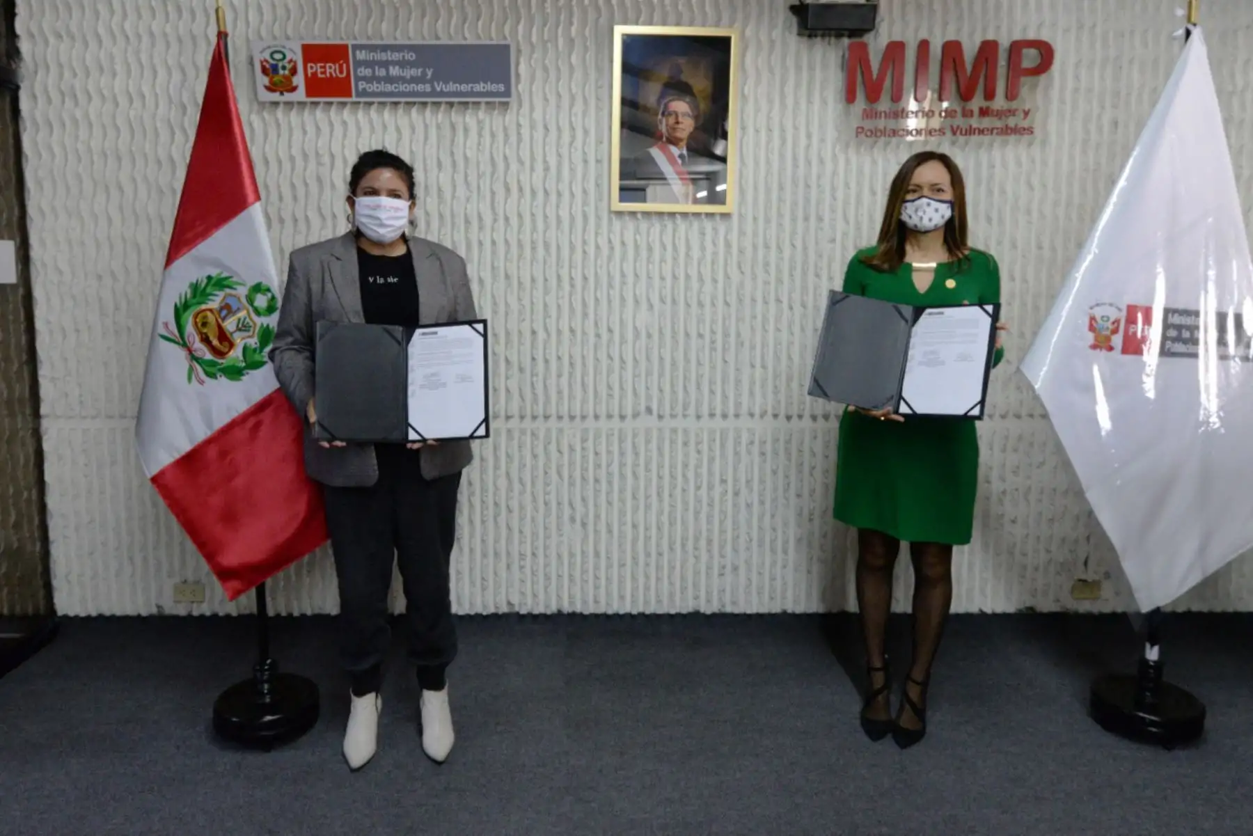 La ministra de la Mujer, Rosario Sasieta firmó un convenio interinstitucional con el club Alianza Lima para dar inicio a la implementación del Plan de Prevención de la Violencia hacia la Mujer “Sin violencia ganamos todos y todas”.

Foto: ANDINA / MIMP