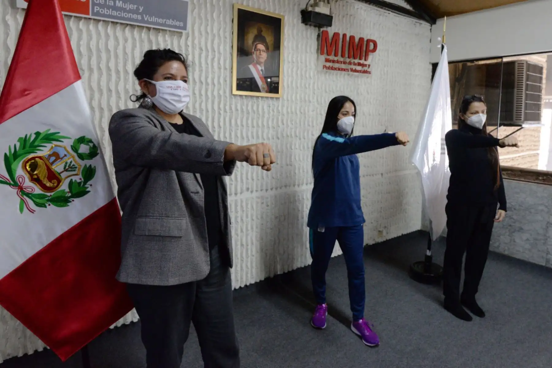 La ministra de la Mujer, Rosario Sasieta firmó un convenio interinstitucional con el club Alianza Lima para dar inicio a la implementación del Plan de Prevención de la Violencia hacia la Mujer “Sin violencia ganamos todos y todas”.

Foto: ANDINA / MIMP