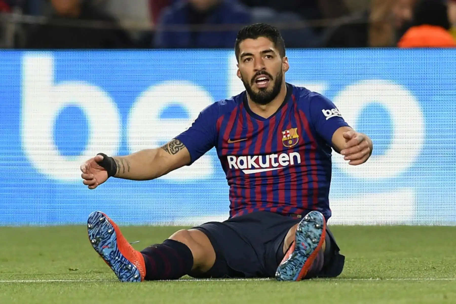El delantero uruguayo del Barcelona Luis Suárez gesticula durante el partido de fútbol de la liga española entre el FC Barcelona y el Rayo Vallecano de Madrid en el estadio Camp Nou de Barcelona.

Foto: AFP