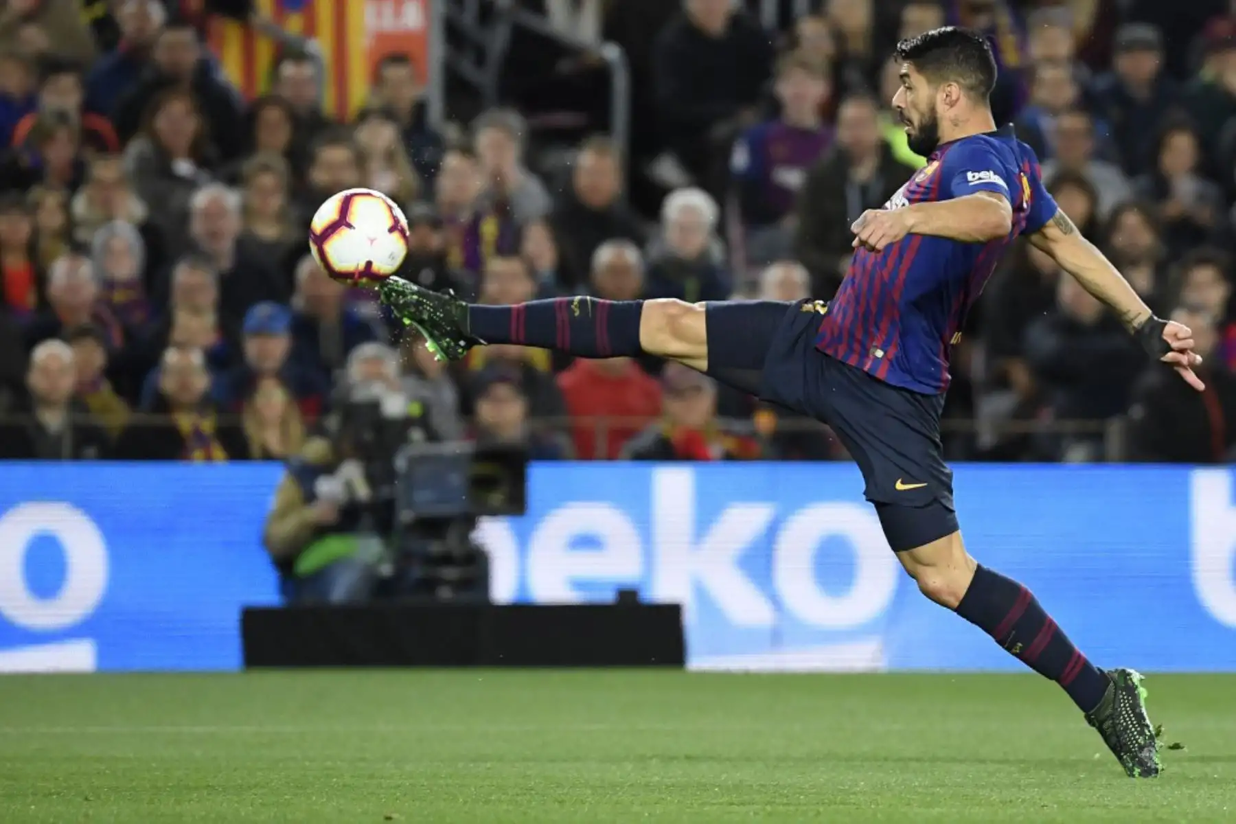 El delantero uruguayo del Barcelona Luis Suárez patea el balón durante el partido de fútbol de la liga española entre el FC Barcelona y el Club Atlético de Madrid en el estadio Camp Nou de Barcelona.

Foto: AFP