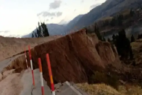 El COER iArequipa inició las coordinaciones pertinentes con Provías y Consorcio Vial Viscachani, empresa que tiene a su cargo el mantenimiento de la carretera afectada, a fin de realizar la rehabilitación inmediata. Foto. COER Arequipa