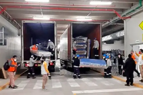 Esta mañana llegó a Bagua y Bagua Grande el primer envío de equipamiento médico y mobiliario para empezar a habilitar los espacios de hospitalización en ambos centros de atención covid-19. Foto: Legado Lima  2019