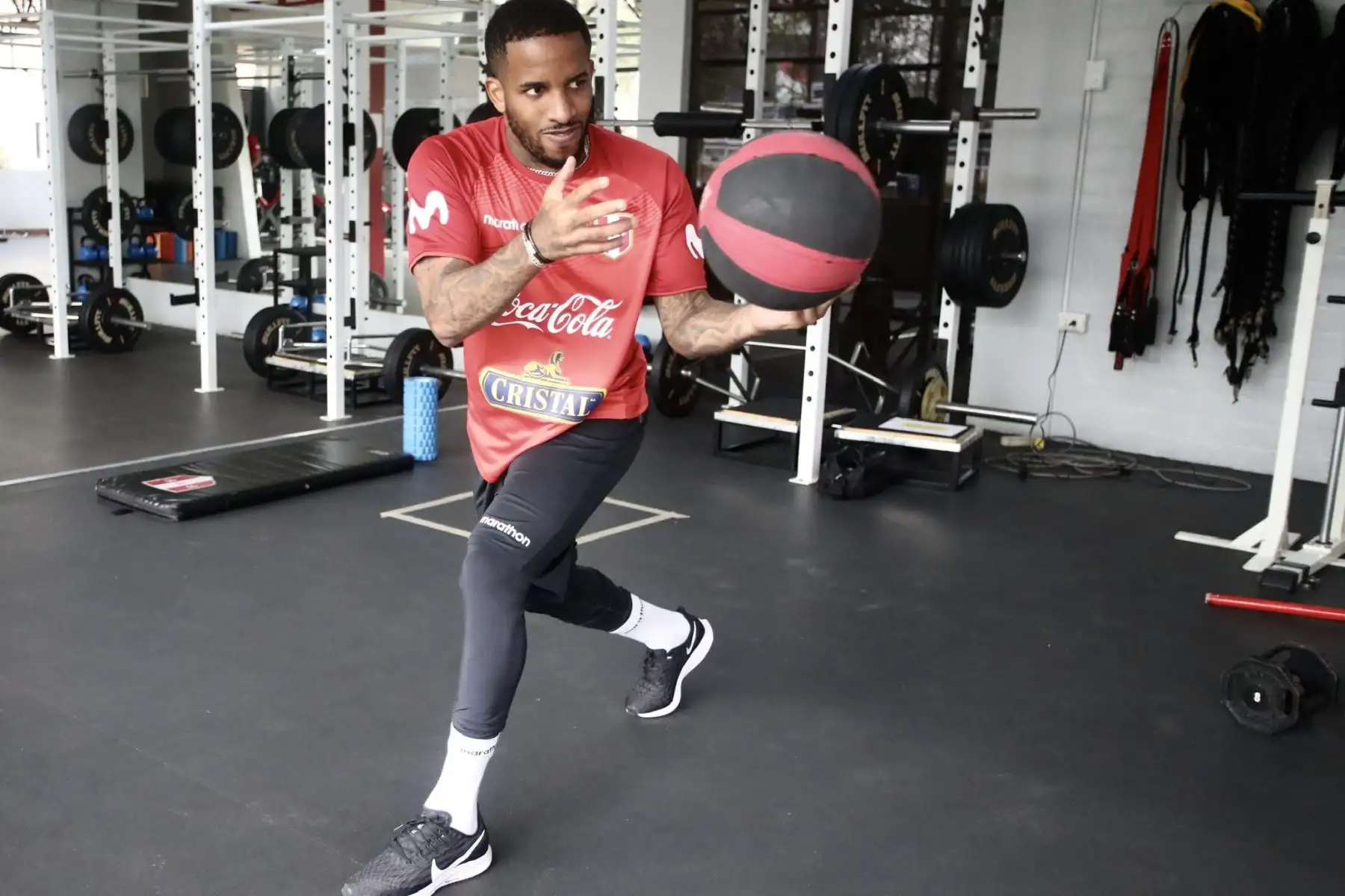 El seleccionado  Jefferson Farfán  sigue sus trabajos de preparación en la Videna FPF a cargo de los miembros del comando técnico de la selección peruana.  En tanto, Jefferson Farfán evalúa ofertas para continuar con su carrera.
Foto: FPF