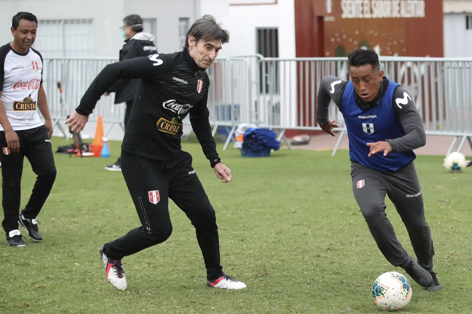 El seleccionado   Christian Cueva realizó trabajos físicos en el gimnasio y campo de juego. Mientras esta a la espera de su viaje a Turquía para unirse a su nuevo equipo, el Yeni Malatyaspor.
Foto: FPF