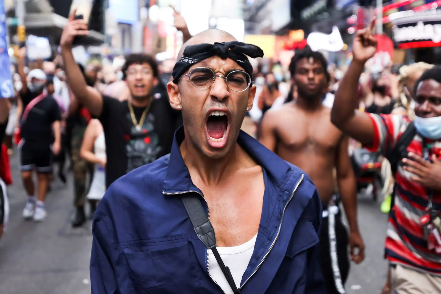 Manifestantes marchan por el Times Square durante una protesta en respuesta al tiroteo por parte de agentes de la policía en Kenosha, Wisconsin, de Jacob Blake, un hombre negro que intentaba subir a su coche con sus hijos, en Nueva York, Nueva York, EE. UU. Foto: EFE