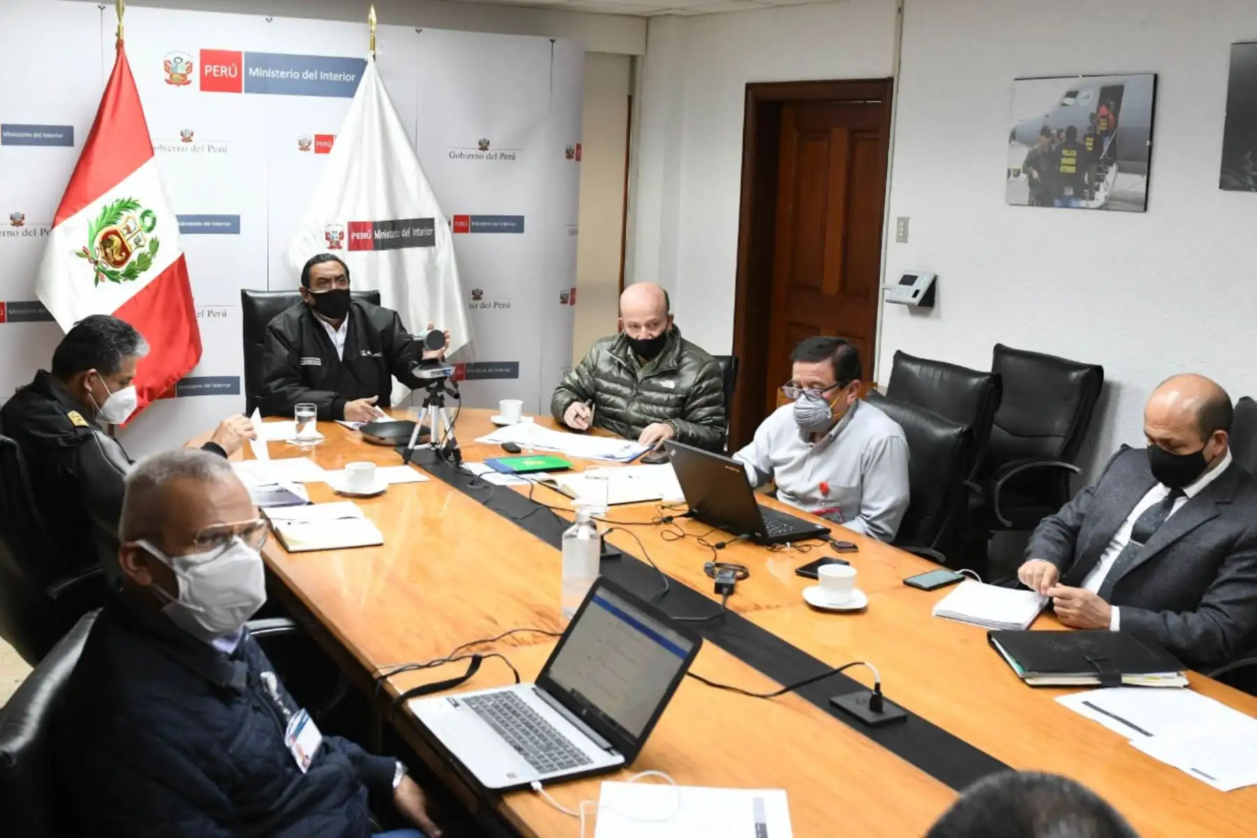 En la reunión también se coordinan las acciones para el control de personas con carácter ilegal migratorio en la jurisdicción Lima Norte y el fortalecimiento del patrullaje integrado con la Policía Nacional.
Foto: Mininter