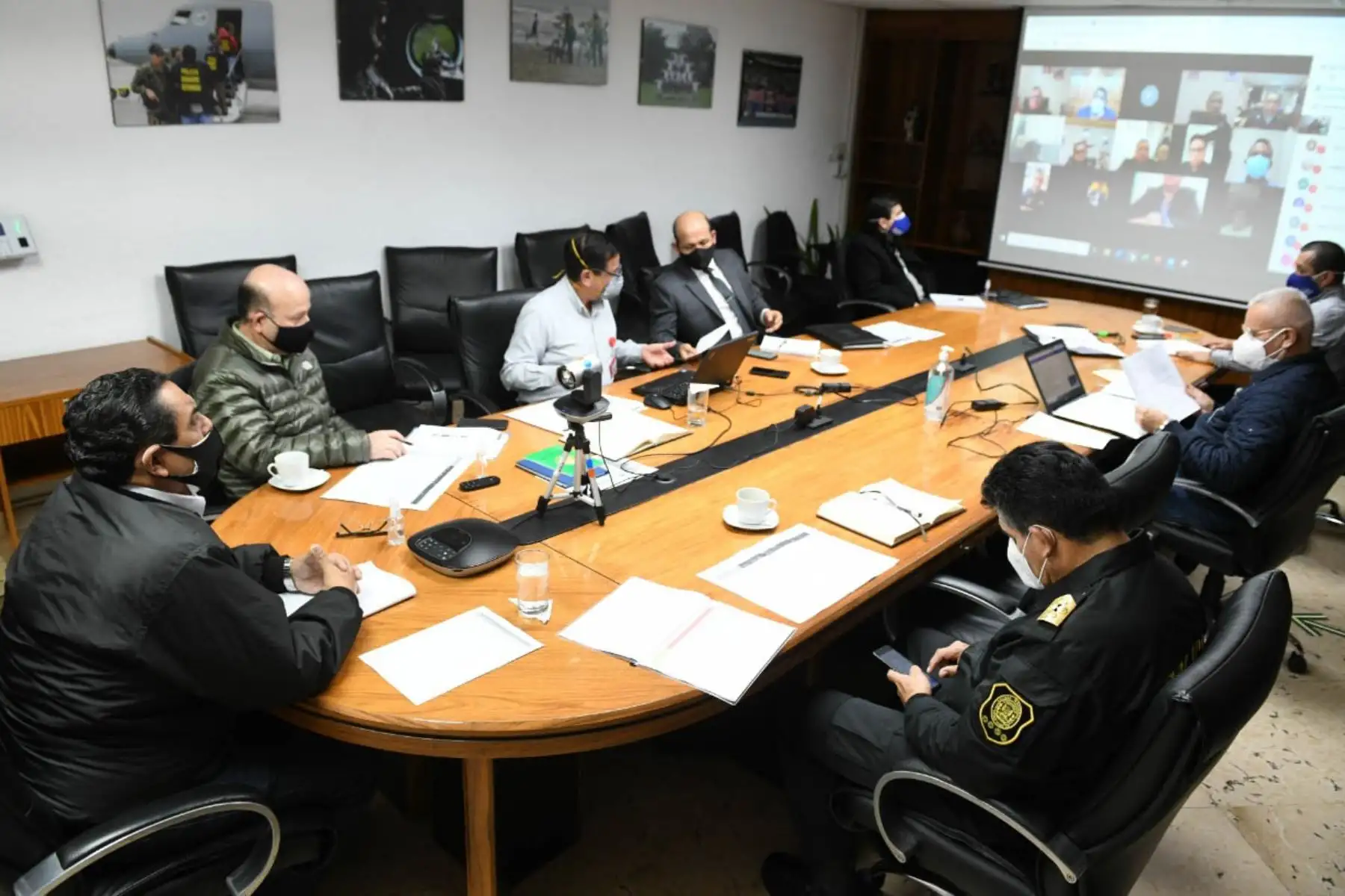 El ministro del Interior, Jorge Montoya se reúne con los alcaldes de la Mancomunidad de Lima Norte, a fin de coordinar las actividades de control social para evitar aglomeraciones e incrementar las acciones respecto al aislamiento social obligatorio. 
Foto: Mininter