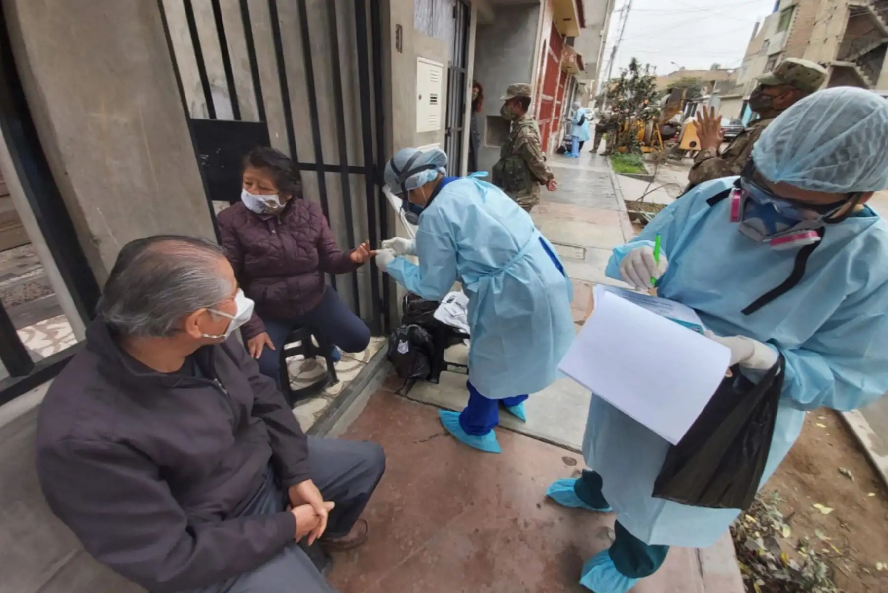 Brigadas del Minsa y el Ejército Peruano, visitan viviendas aledañas a la urbanización Primavera de El Agustino en el marco de la Operación Tayta, para detectar posibles casos de covid-19 y brindar tratamiento oportuno a la población vulnerable.Foto:ANDINA/MINSA