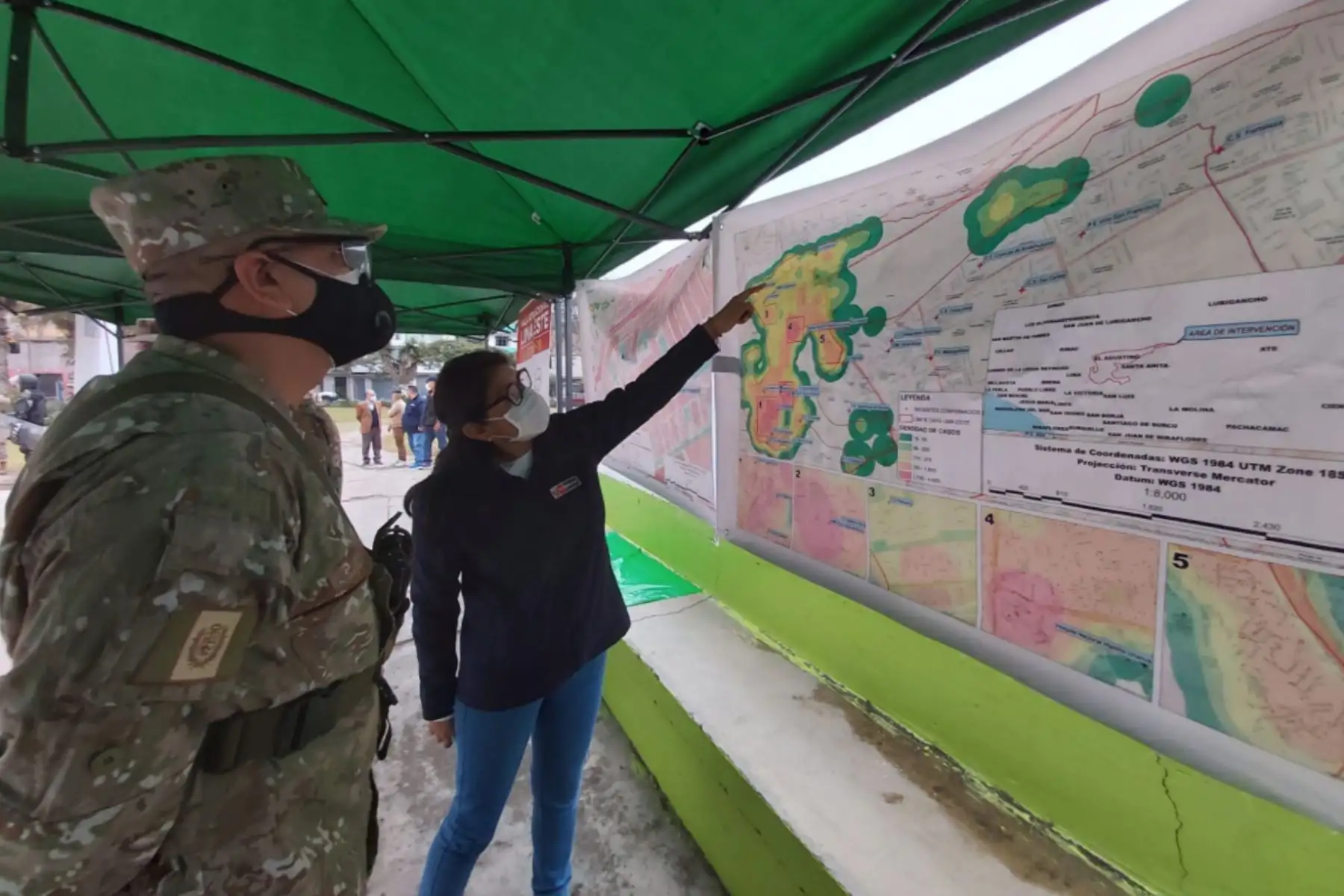 Brigadas del Minsa y el Ejército Peruano, visitan viviendas aledañas a la urbanización Primavera de El Agustino en el marco de la Operación Tayta, para detectar posibles casos de covid-19 y brindar tratamiento oportuno a la población vulnerable.Foto:ANDINA/MINSA