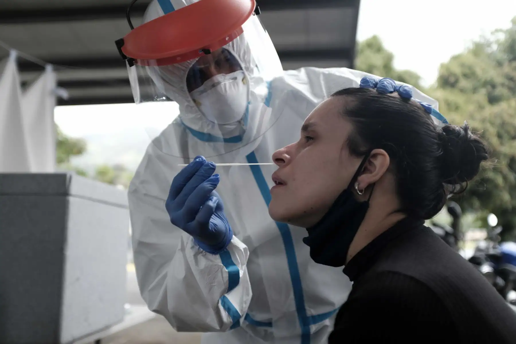 Personal de salubridad realiza varias pruebas del covid-19, en la localidad de Alajuelita, al oeste de San José (Costa Rica). Foto: EFE