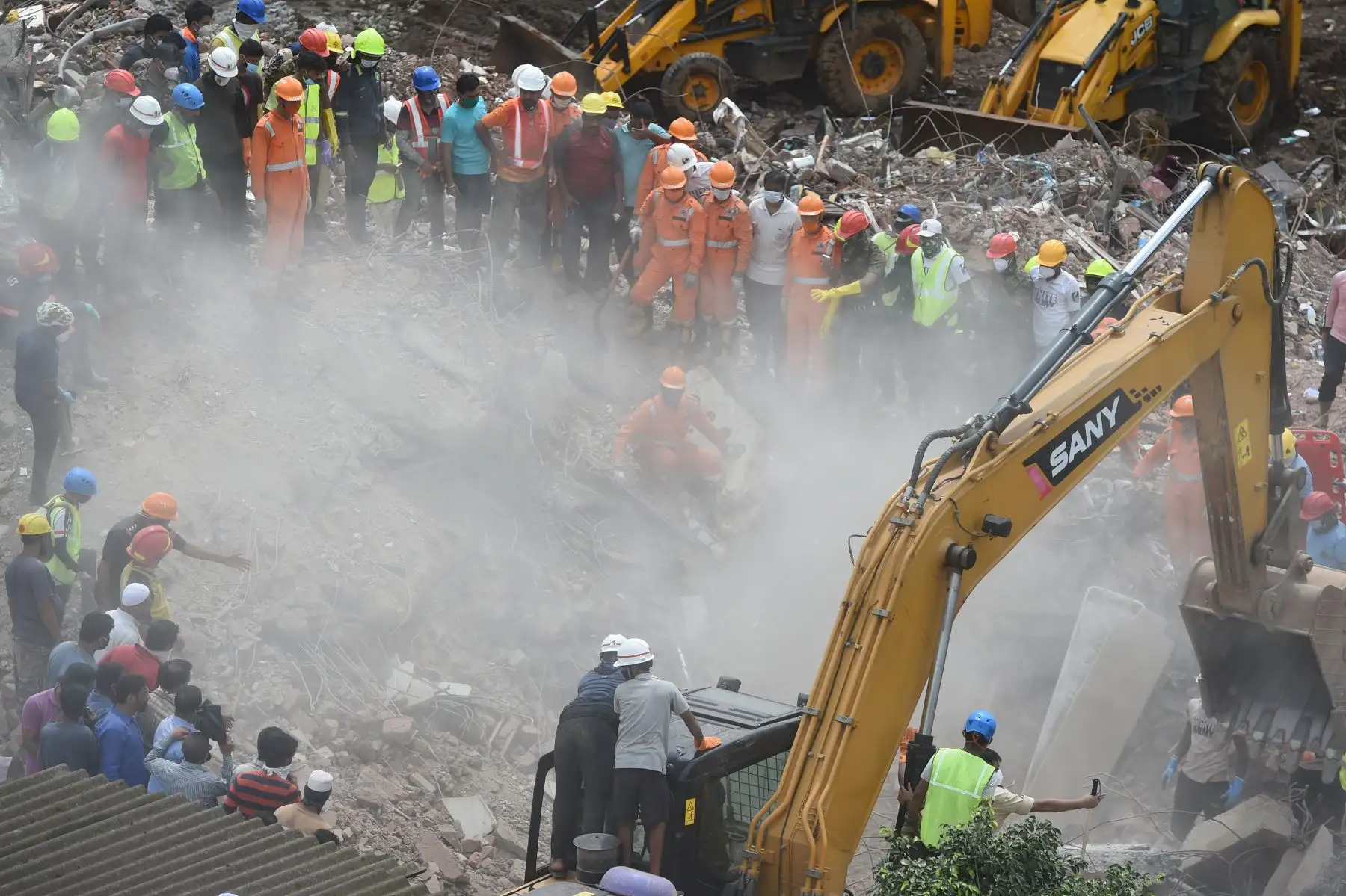 Trabajadores de rescate buscan sobrevivientes entre los escombros de un edificio de apartamentos de cinco pisos que se derrumbó en Mahad, el 25 de agosto de 2020. Foto: AFP