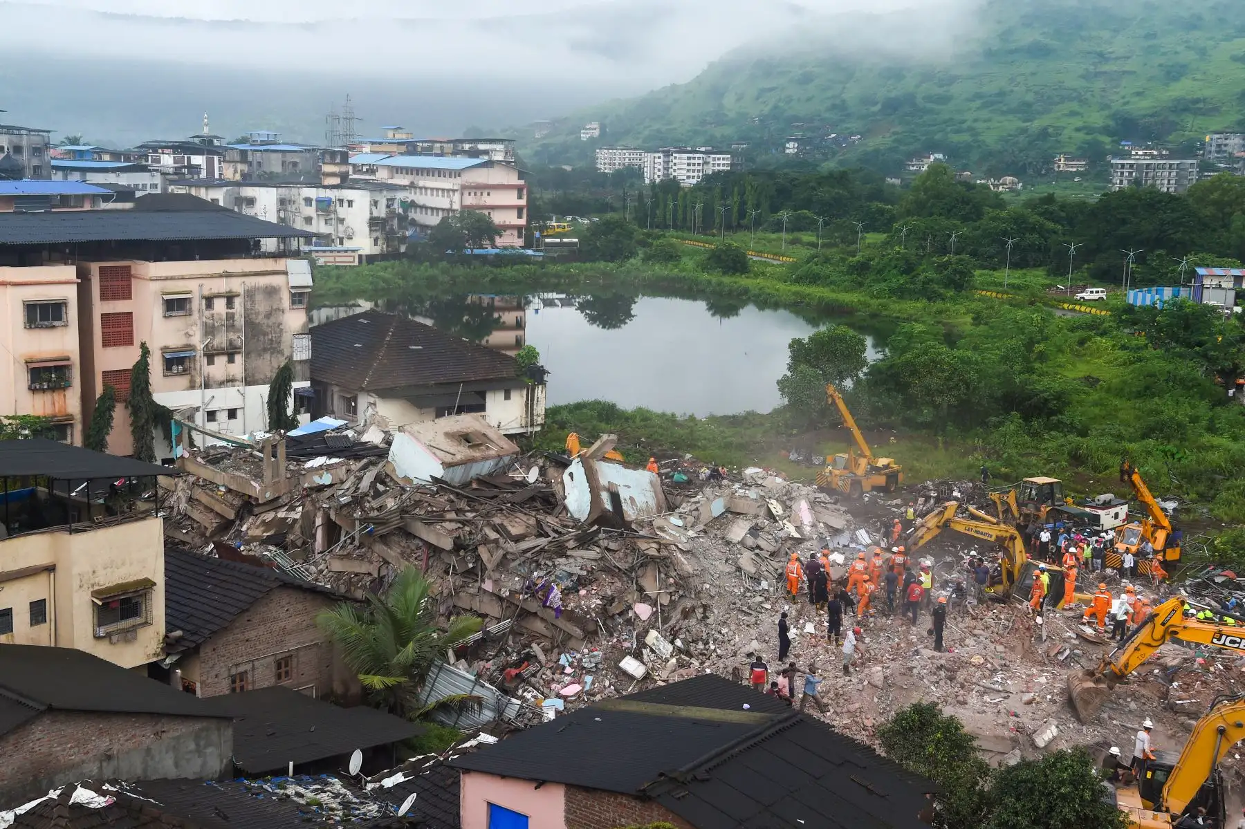 En una vista panorámica se observa a los rescatistas buscar personas entre los escombros de un edificio de apartamentos de cinco pisos después de que se derrumbara, en Mahad, India, el 25 de agosto de 2020. Foto: AFP