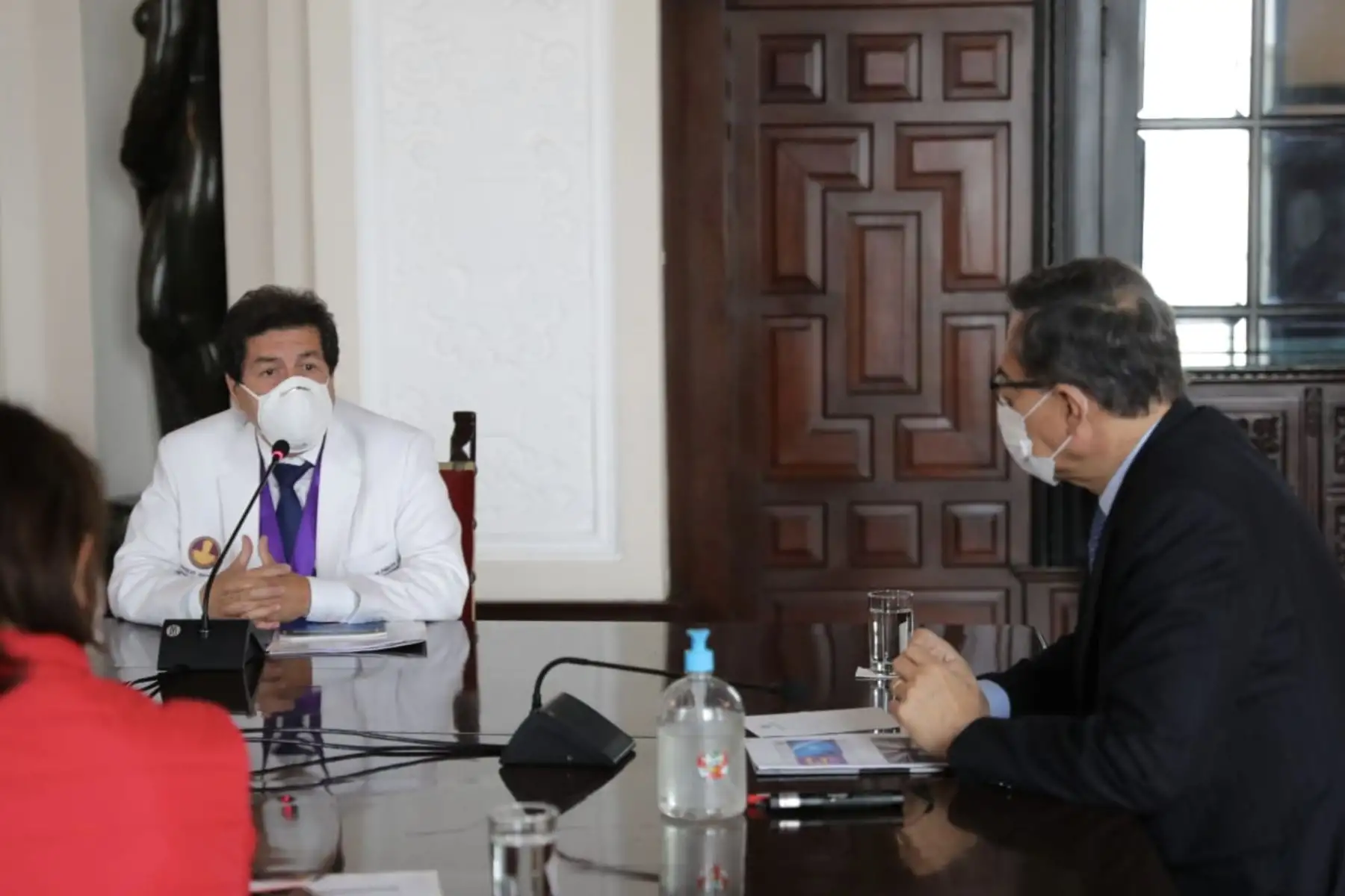 El presidente Martín Vizcarra, se reunió con representantes del Colegio Médico del Perú, y la ministra de Salud, Pilar Mazzetti, a fin de intercambiar propuestas y estrategias para continuar en la lucha contra el Covid-19 en el país. Foto: ANDINA/ Prensa Presidencia