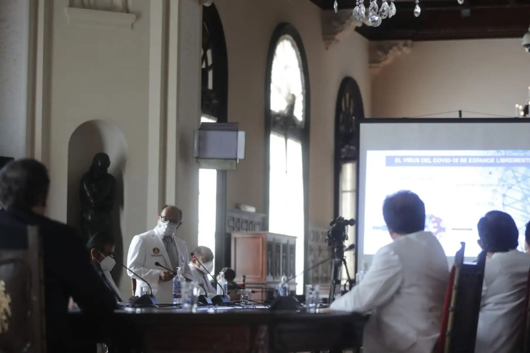 El presidente Martín Vizcarra, se reunió con representantes del Colegio Médico del Perú, y la ministra de Salud, Pilar Mazzetti, a fin de intercambiar propuestas y estrategias para continuar en la lucha contra el Covid-19 en el país. Foto: ANDINA/ Prensa Presidencia