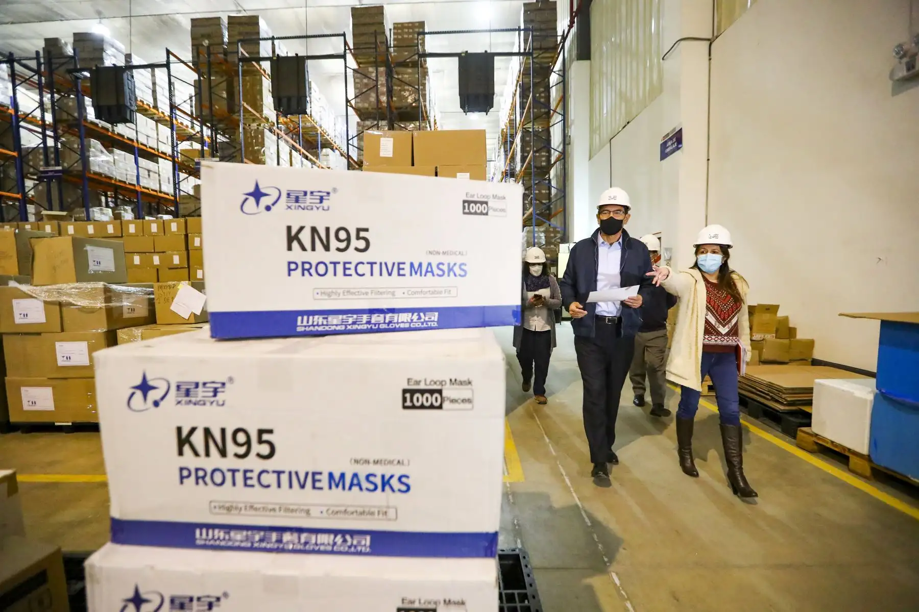 El Presidente de la República, Martín Vizcarra, inspeccionó el almacén del Centro Nacional de Abastecimiento de Recursos Estratégicos en Salud CENARES, en Lurín.Foto:ANDINA/ Prensa Presidencia.