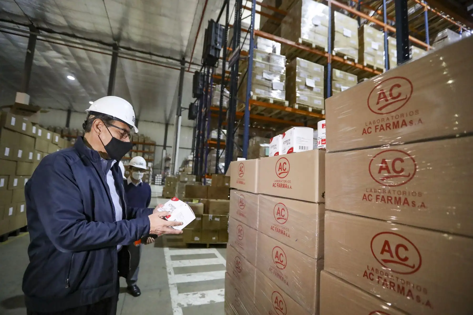 El Presidente de la República, Martín Vizcarra, inspeccionó el almacén del Centro Nacional de Abastecimiento de Recursos Estratégicos en Salud CENARES, en Lurín.Foto:ANDINA/ Prensa Presidencia.