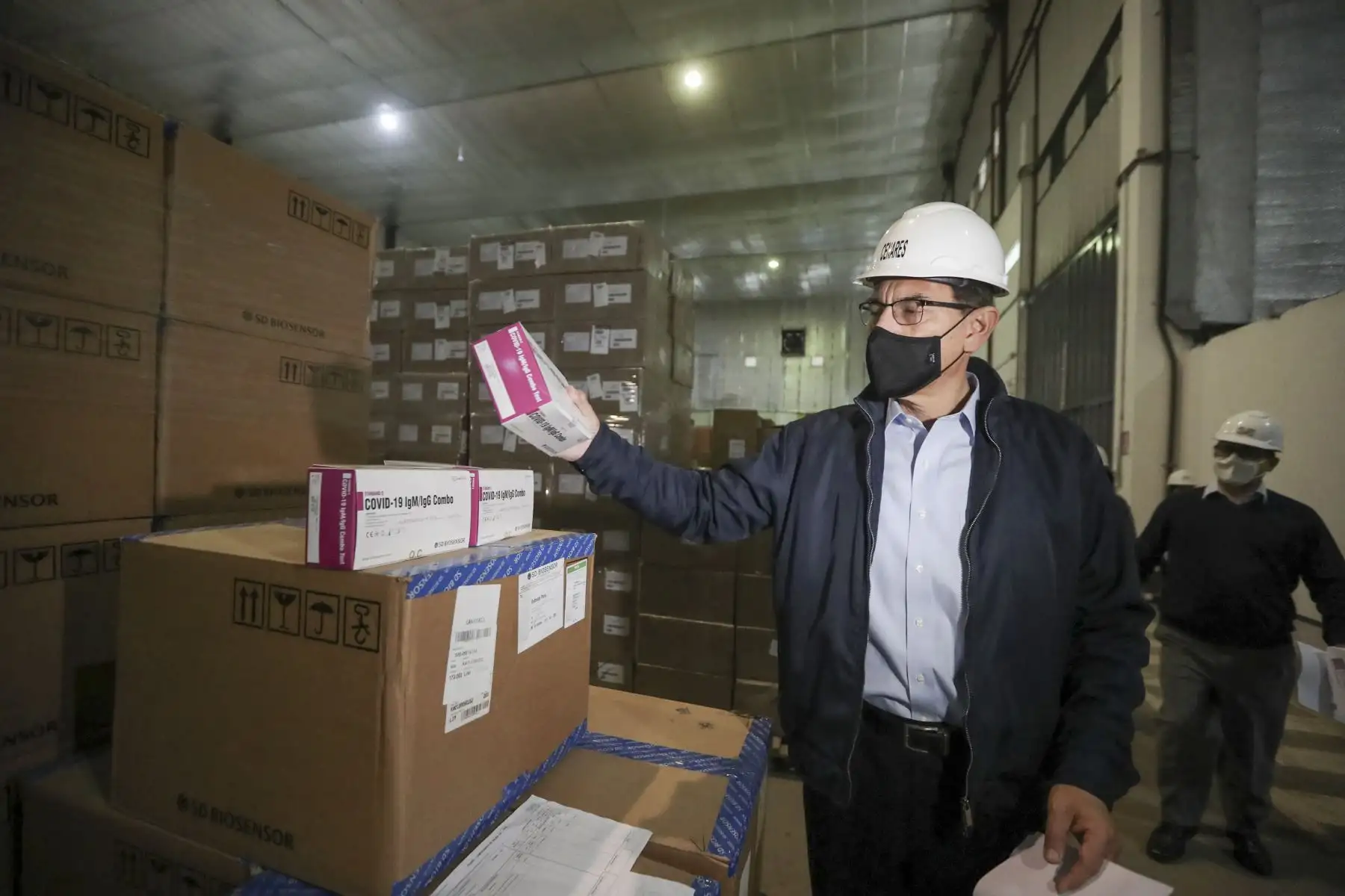 El Presidente de la República, Martín Vizcarra, inspeccionó el almacén del Centro Nacional de Abastecimiento de Recursos Estratégicos en Salud CENARES, en Lurín.Foto:ANDINA/ Prensa Presidencia.