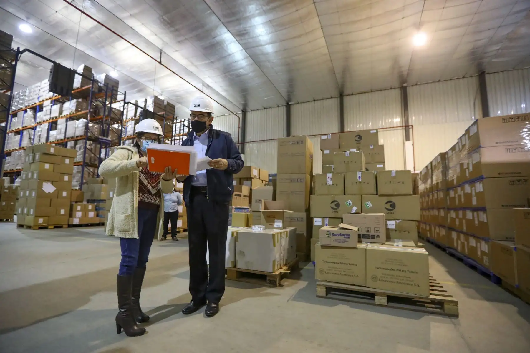 El Presidente de la República, Martín Vizcarra, inspeccionó el almacén del Centro Nacional de Abastecimiento de Recursos Estratégicos en Salud CENARES, en Lurín.Foto:ANDINA/ Prensa Presidencia.