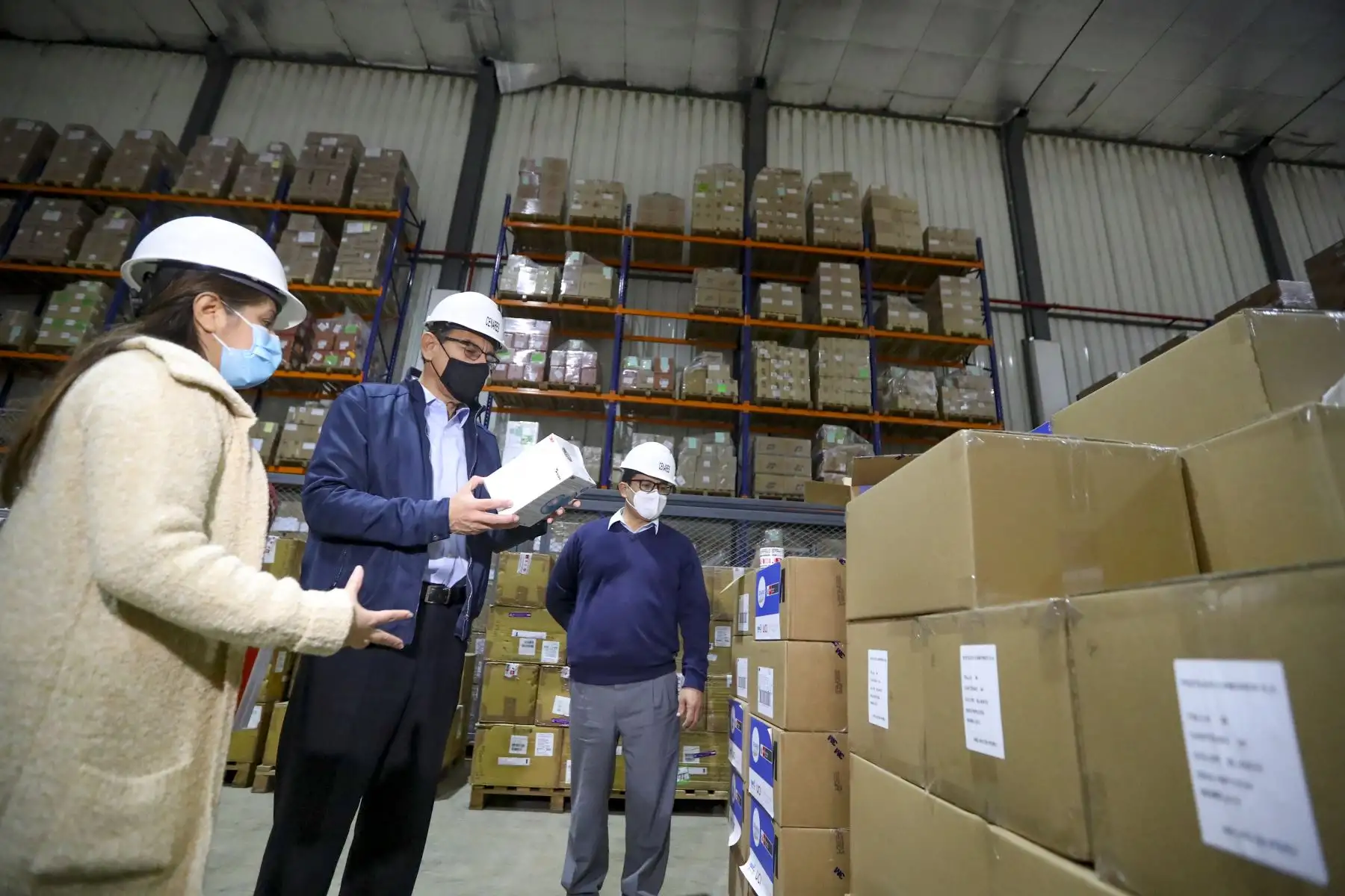 El Presidente de la República, Martín Vizcarra, inspeccionó el almacén del Centro Nacional de Abastecimiento de Recursos Estratégicos en Salud CENARES, en Lurín.Foto:ANDINA/ Prensa Presidencia.