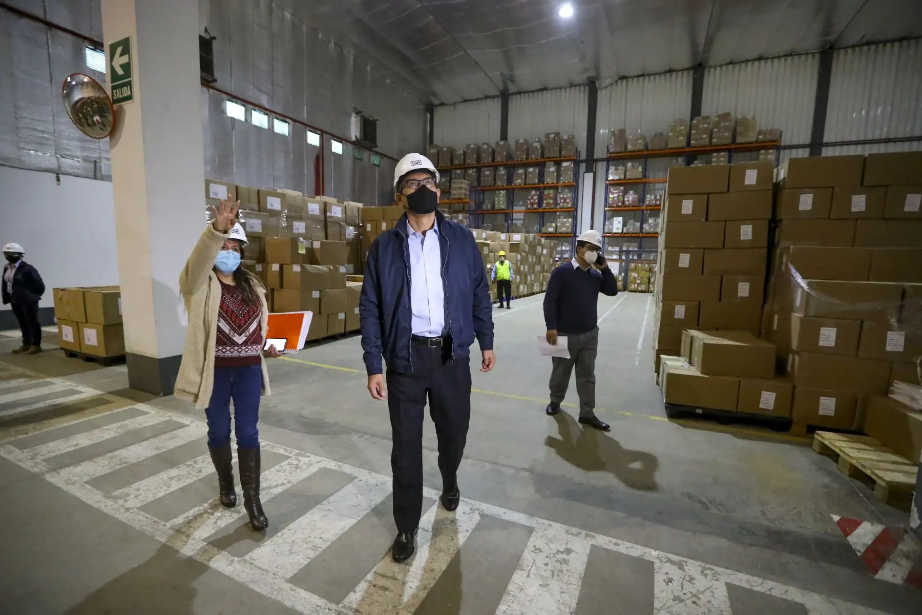 El Presidente de la República, Martín Vizcarra, inspeccionó el almacén del Centro Nacional de Abastecimiento de Recursos Estratégicos en Salud CENARES, en Lurín.Foto:ANDINA/ Prensa Presidencia.
