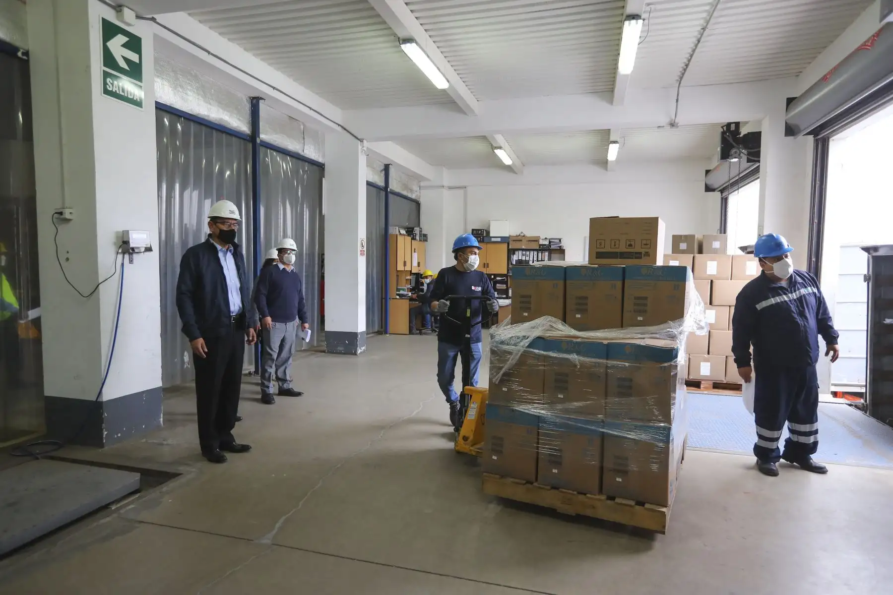 El Presidente de la República, Martín Vizcarra, inspeccionó el almacén del Centro Nacional de Abastecimiento de Recursos Estratégicos en Salud CENARES, en Lurín.Foto:ANDINA/ Prensa Presidencia.