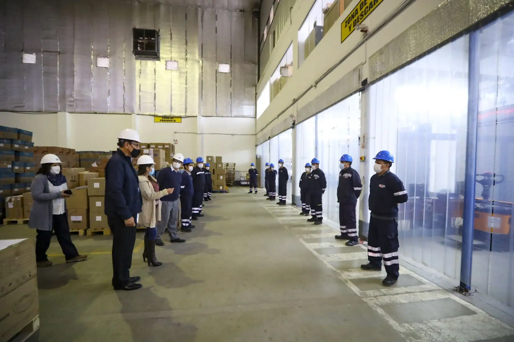El Presidente de la República, Martín Vizcarra, inspeccionó el almacén del Centro Nacional de Abastecimiento de Recursos Estratégicos en Salud CENARES, en Lurín.Foto:ANDINA/ Prensa Presidencia.