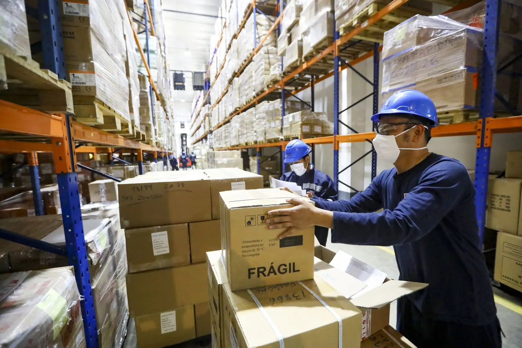 El Centro Nacional de Abastecimiento de Recursos Estratégicos en Salud CENARES, cuenta con un stock de 1 millón 600 mil unidades de suministros médicos, los cuales serán distribuidos en una semana en todo el país con el objetivo de fortalecer la respuesta sanitaria y la lucha del personal médico ante la pandemia.Foto:ANDINA/ Prensa Presidencia.