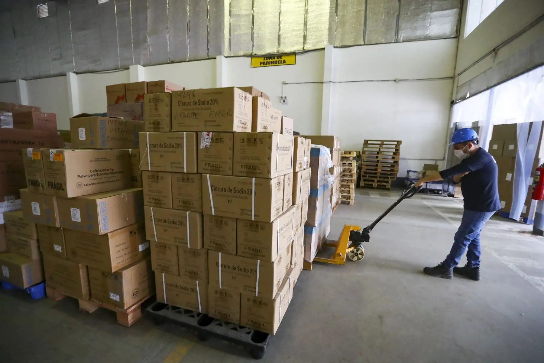 El Centro Nacional de Abastecimiento de Recursos Estratégicos en Salud CENARES, cuenta con un stock de 1 millón 600 mil unidades de suministros médicos, los cuales serán distribuidos en una semana en todo el país con el objetivo de fortalecer la respuesta sanitaria y la lucha del personal médico ante la pandemia.Foto:ANDINA/ Prensa Presidencia.