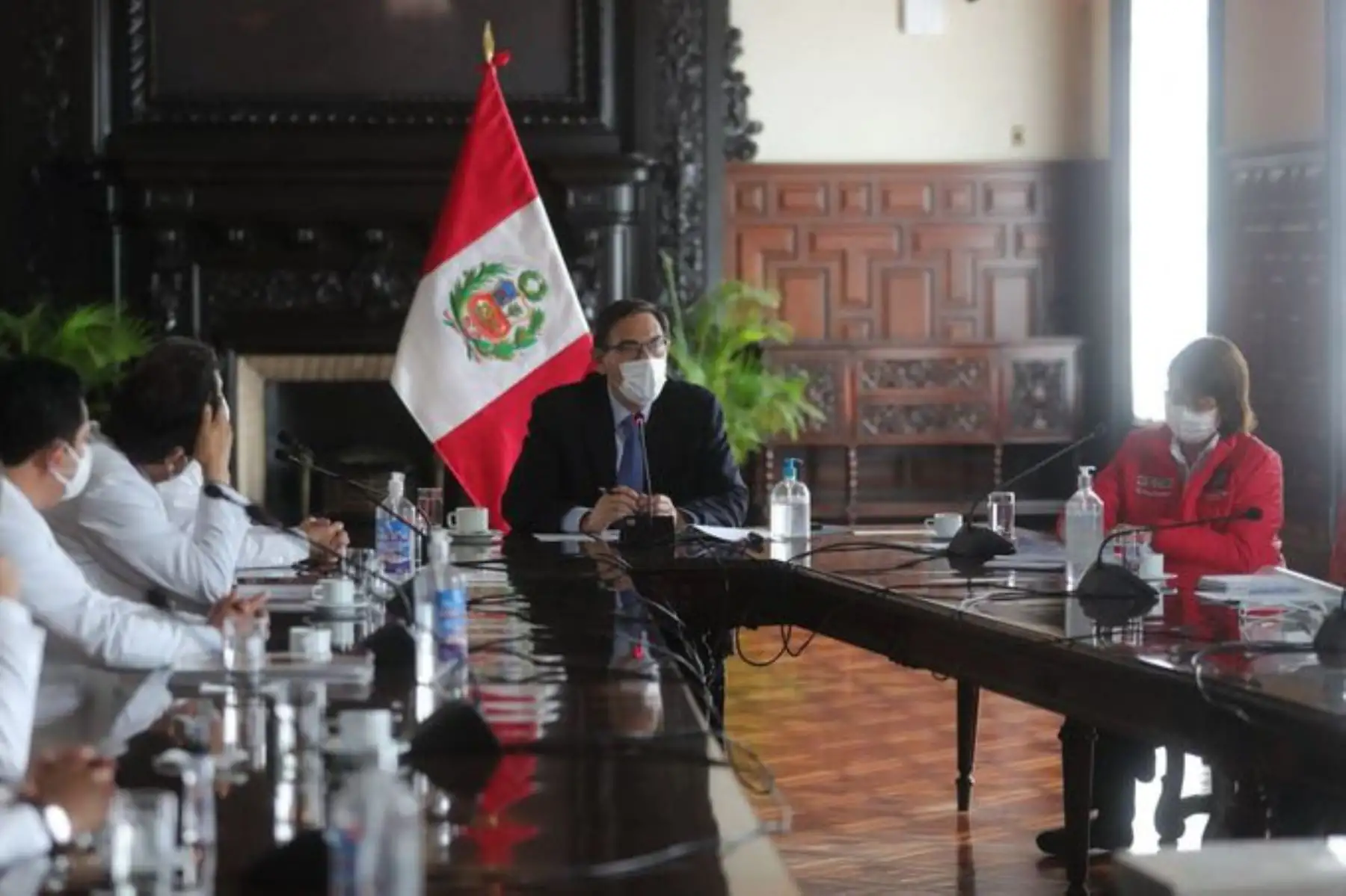 El presidente Martín Vizcarra, se reunió con representantes del Colegio Médico del Perú, y la ministra de Salud, Pilar Mazzetti, a fin de intercambiar propuestas y estrategias para continuar en la lucha contra el Covid-19 en el país.
 Foto: ANDINA/ Prensa Presidencia
