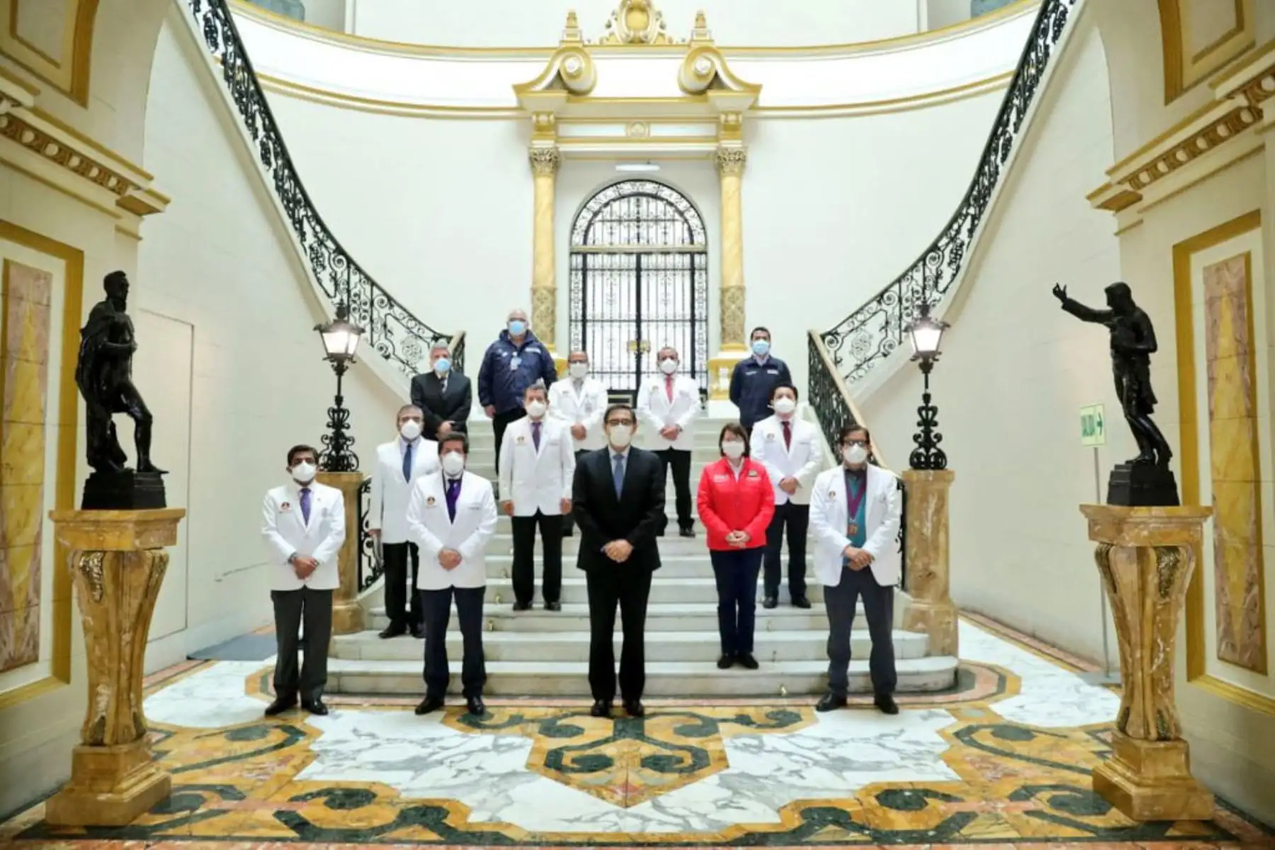 El presidente Martín Vizcarra, se reunió con representantes del Colegio Médico del Perú, y la ministra de Salud, Pilar Mazzetti, a fin de intercambiar propuestas y estrategias para continuar en la lucha contra el Covid-19 en el país.
 Foto: ANDINA/ Prensa Presidencia