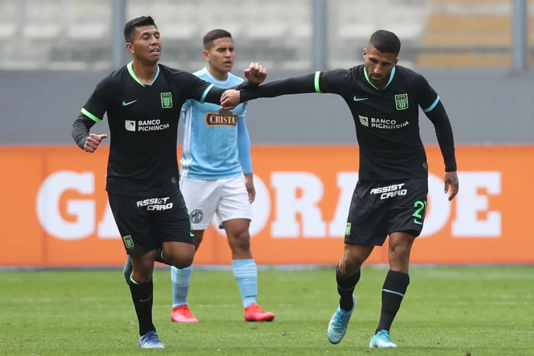 El futbolista J. Ballón y R. Cruzado de  Alianza Lima celebran el gol ante Sporting Cristal, durante el partido por la fecha 8 de la Liga 1 del Torneo Apertura 2020, en el Estadio Nacional.  
Foto: @LigaFutProfdel