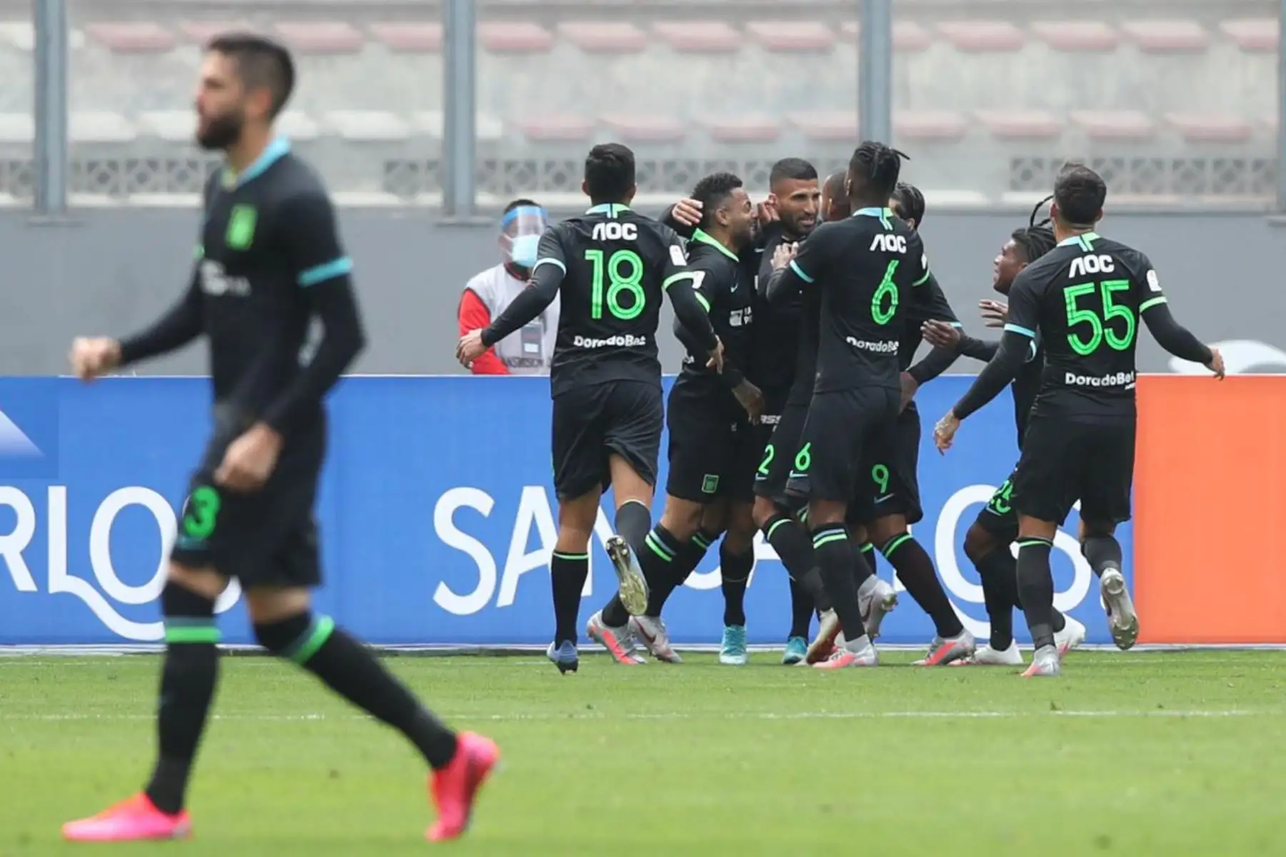 El futbolista J. Ballón y compañeros de  Alianza Lima celebran su gol ante Sporting Cristal, durante el partido por la fecha 8 de la Liga 1 del Torneo Apertura 2020, en el Estadio Nacional.  Foto: @LigaFutProfdel